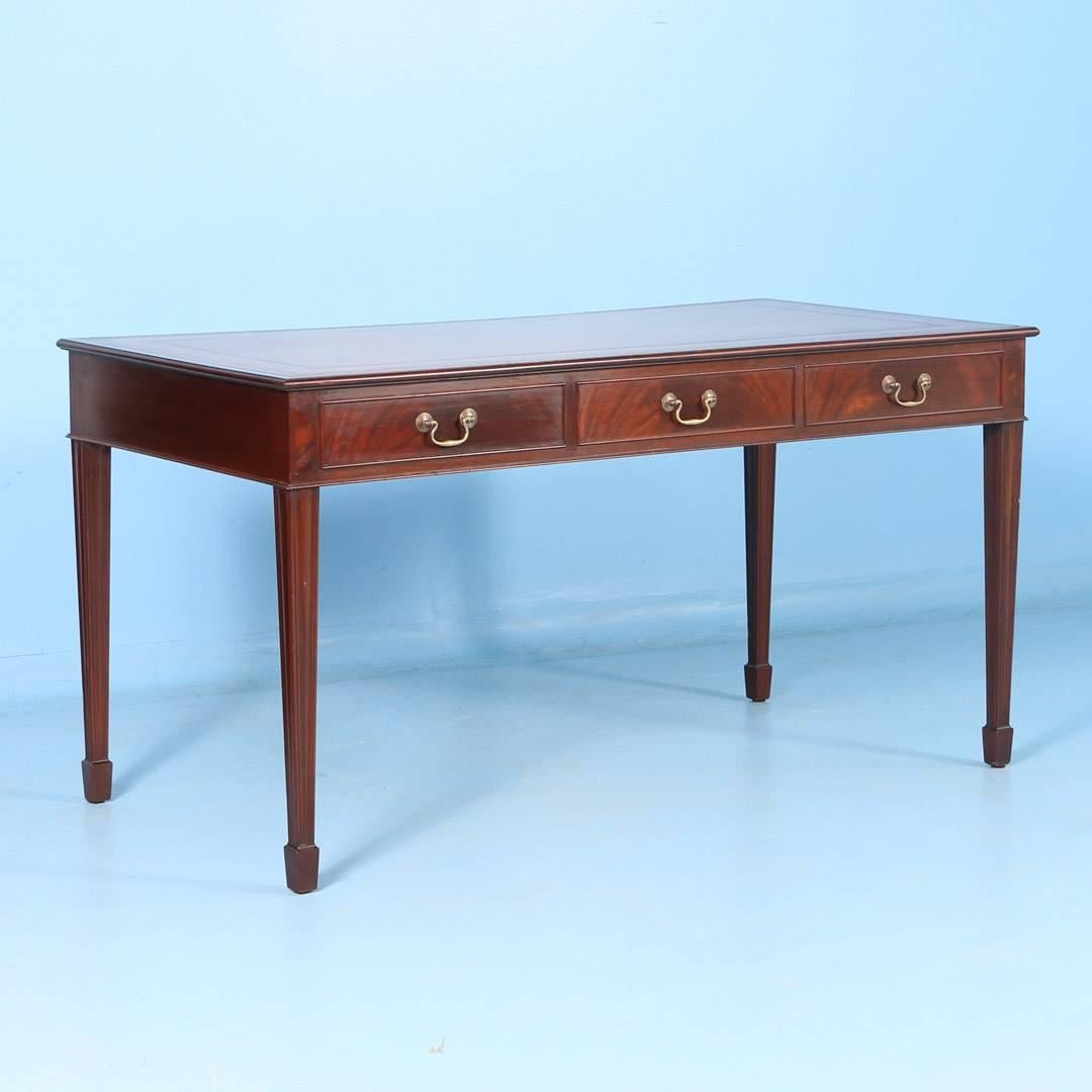 Antique English Mahogany Leather Top Desk, circa 1900 In Good Condition In Round Top, TX