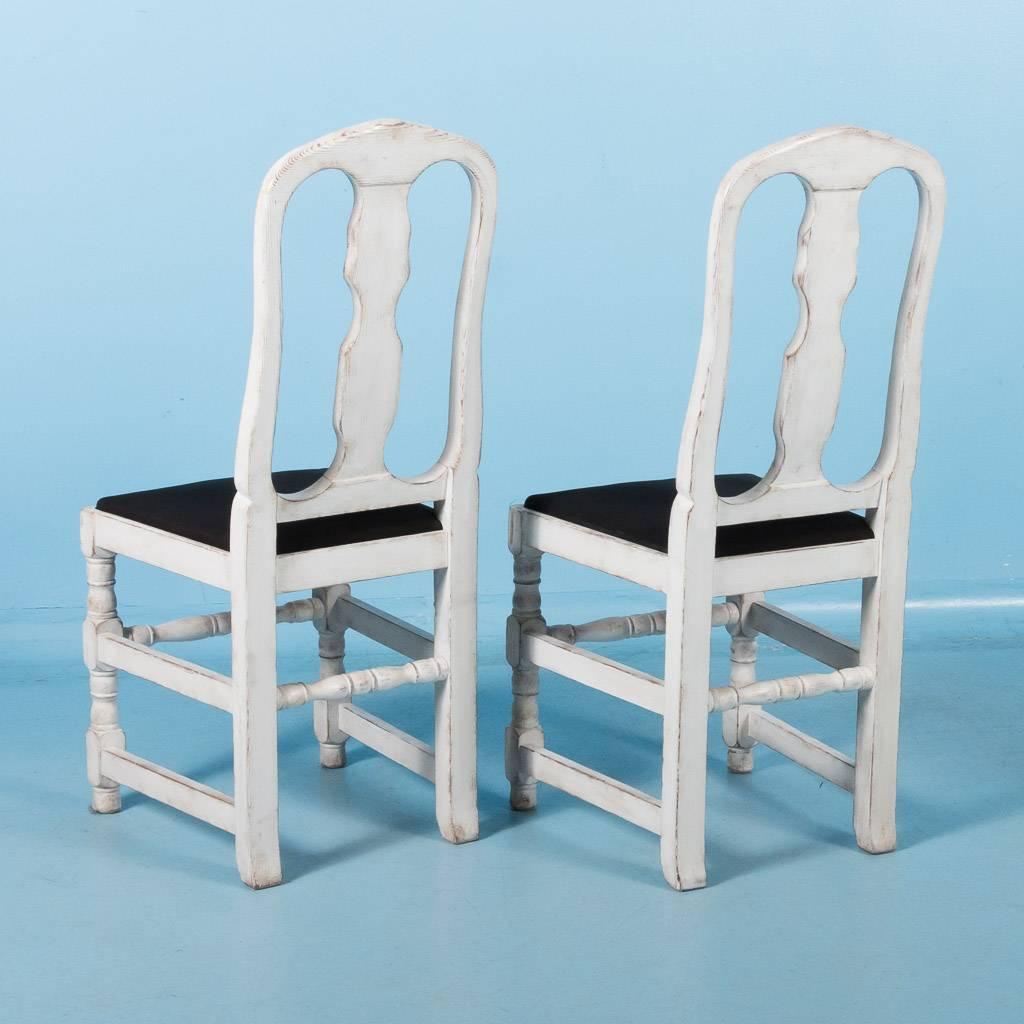 Suédois Ensemble de six chaises d'appoint suédoises anciennes peintes en blanc en vente