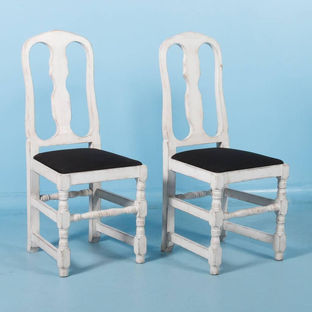 Set aus sechs antiken schwedischen Beistellstühlen, weiß lackiert (Gemalt) im Angebot