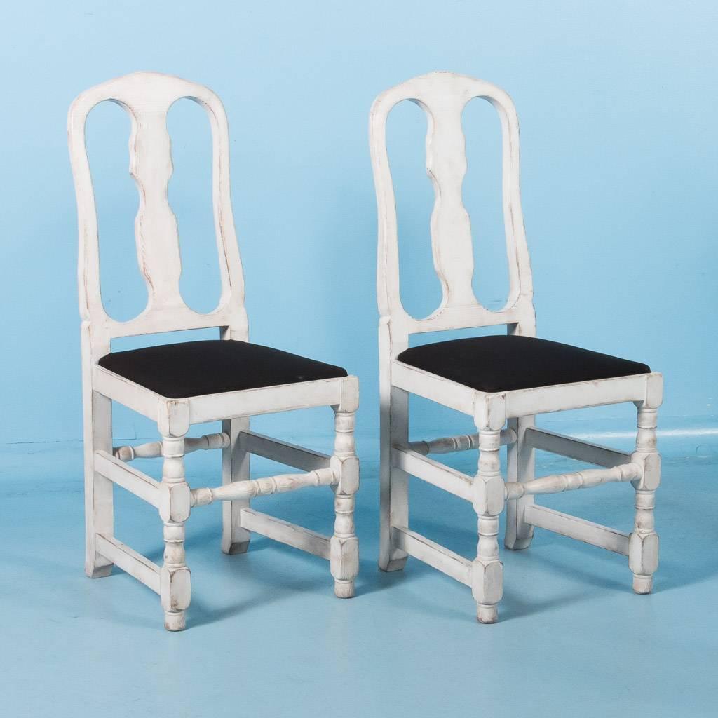 XIXe siècle Ensemble de six chaises d'appoint suédoises anciennes peintes en blanc en vente