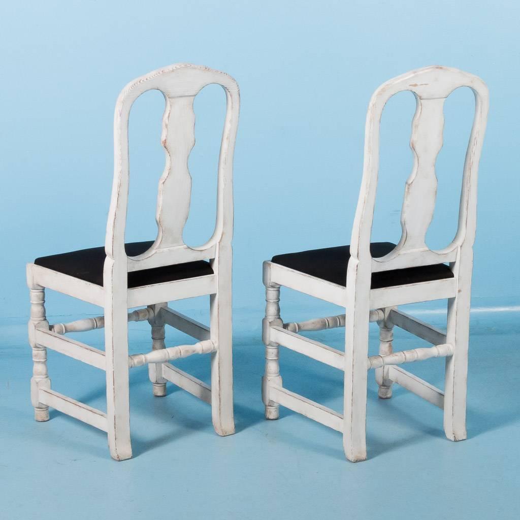 Peinture Ensemble de six chaises d'appoint suédoises anciennes peintes en blanc en vente
