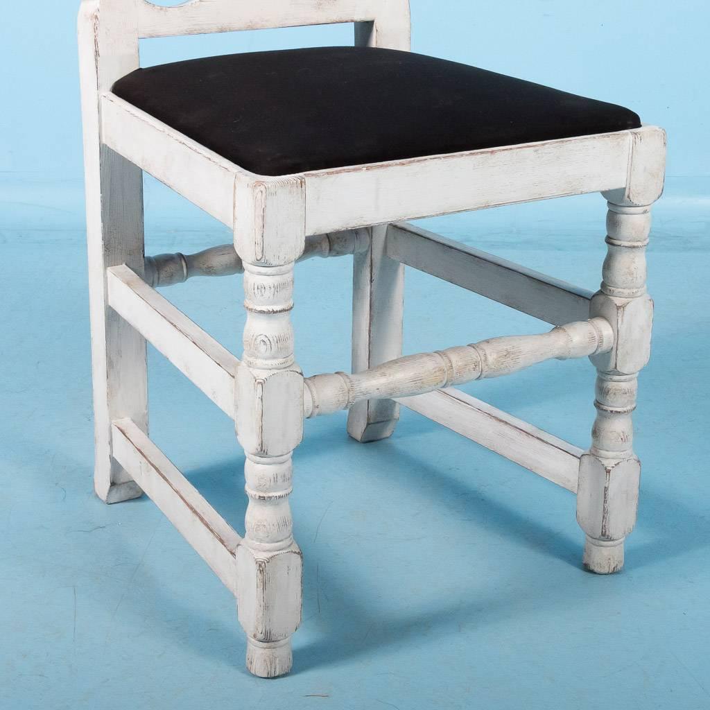 Ensemble de six chaises d'appoint suédoises anciennes peintes en blanc en vente 1