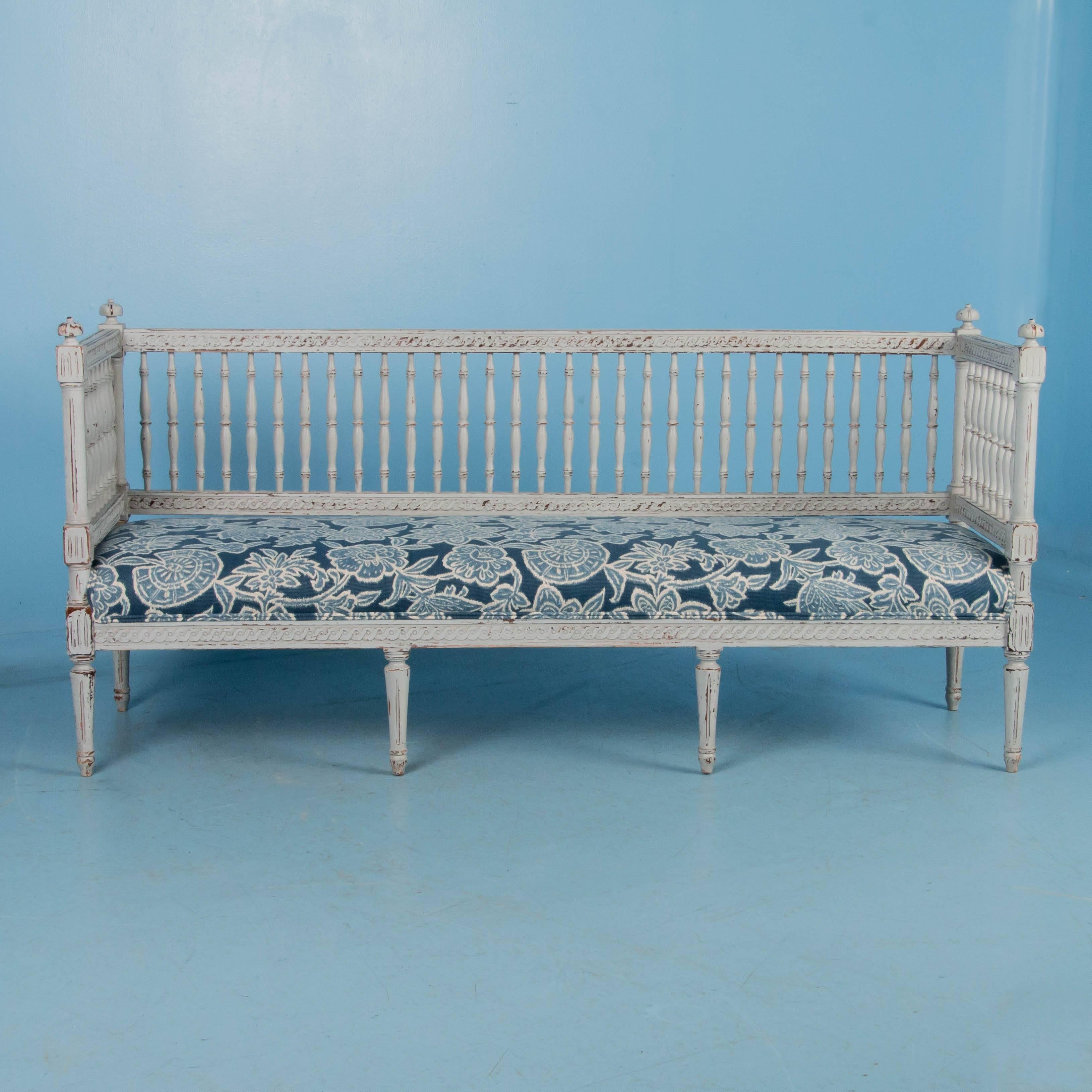 Antique 19th Century Swedish Gustavian Bench Painted Gray In Good Condition In Round Top, TX