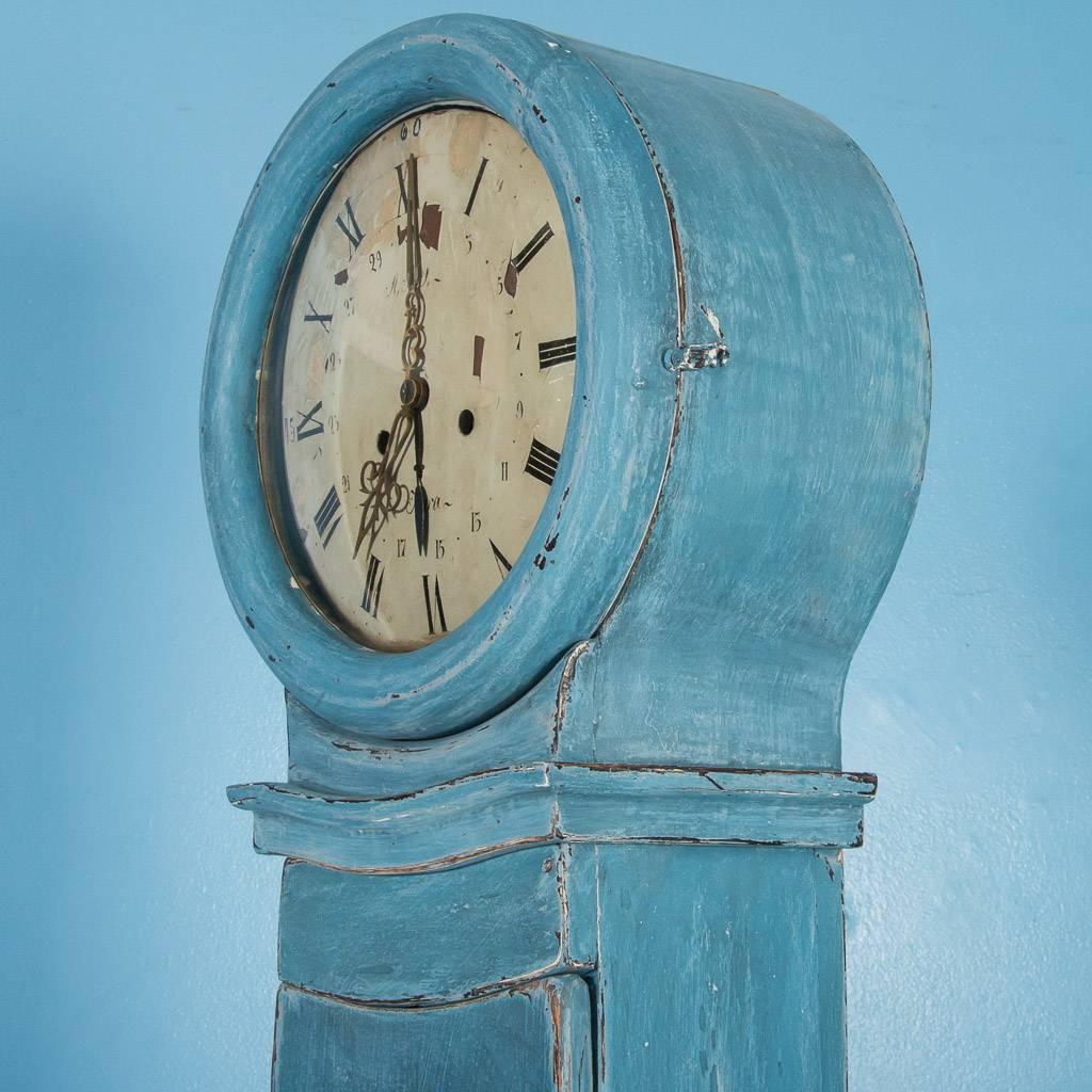 Antique 19th Century Blue Painted Swedish Mora Grandfather Clock In Good Condition In Round Top, TX