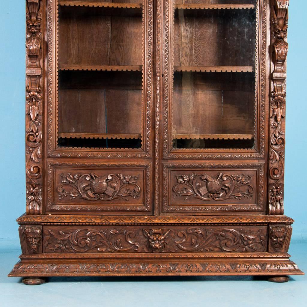 Antique 19th Century Carved American Renaissance Revival Oak Bookcase In Good Condition In Round Top, TX