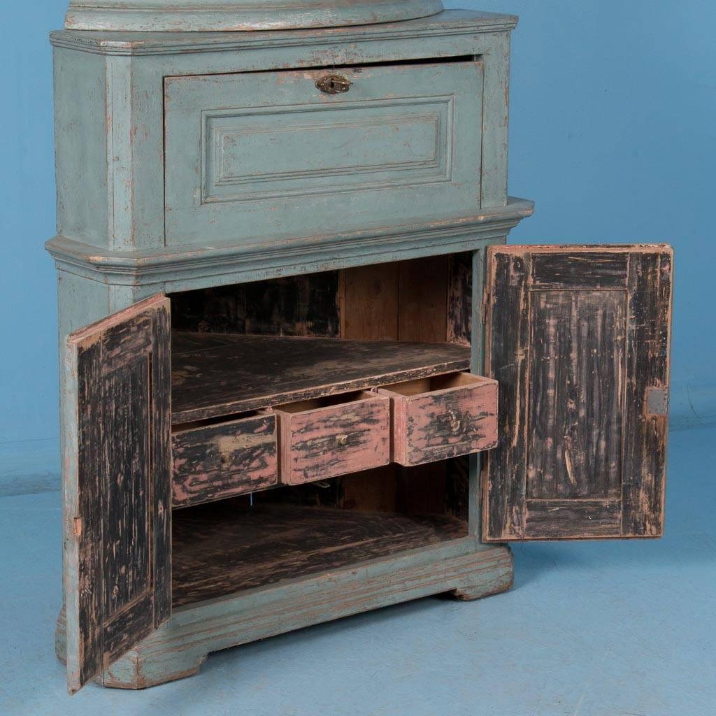 Antique 19th Century Swedish Gustavian Original Blue Painted Corner Cabinet In Good Condition In Round Top, TX