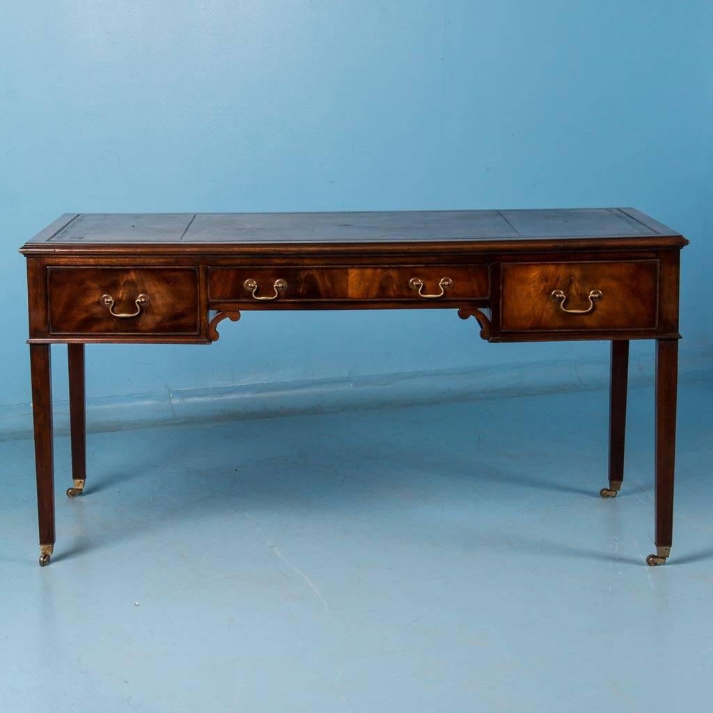 Antique Early 20th Century English Leather Top Mahogany Desk In Good Condition In Round Top, TX