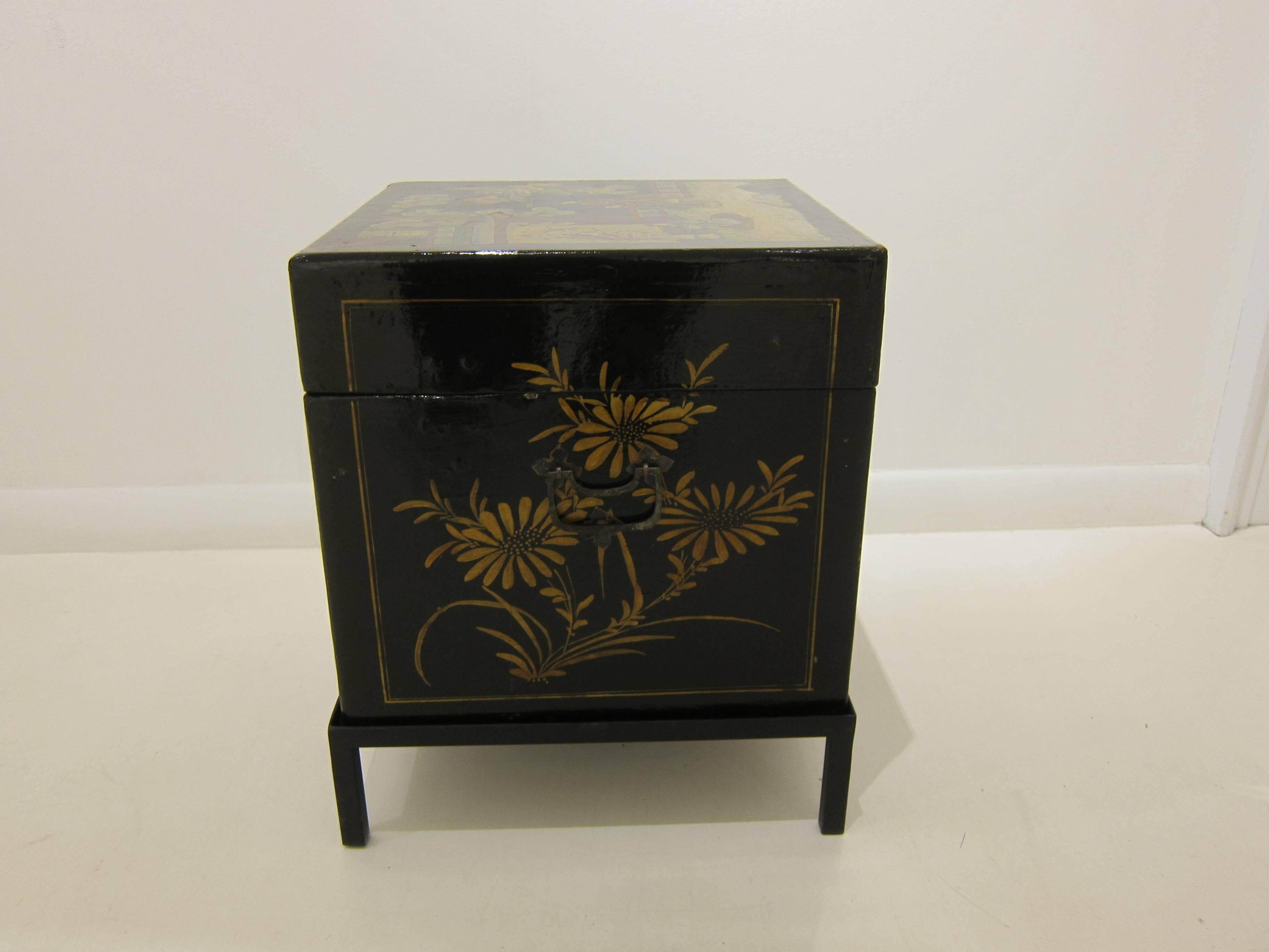 Chinoiserie Painted Box Side Table In Good Condition In New York, NY