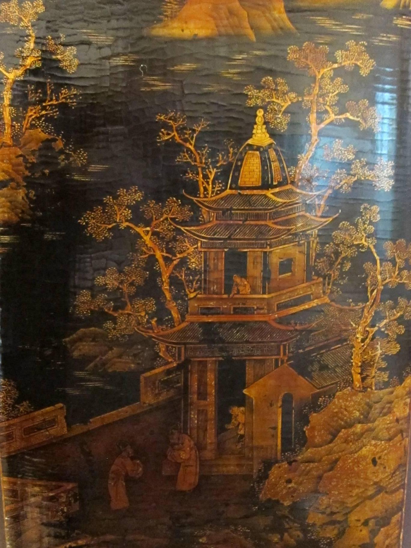 Cabinet peint en doré du 19ème siècle en vente 2