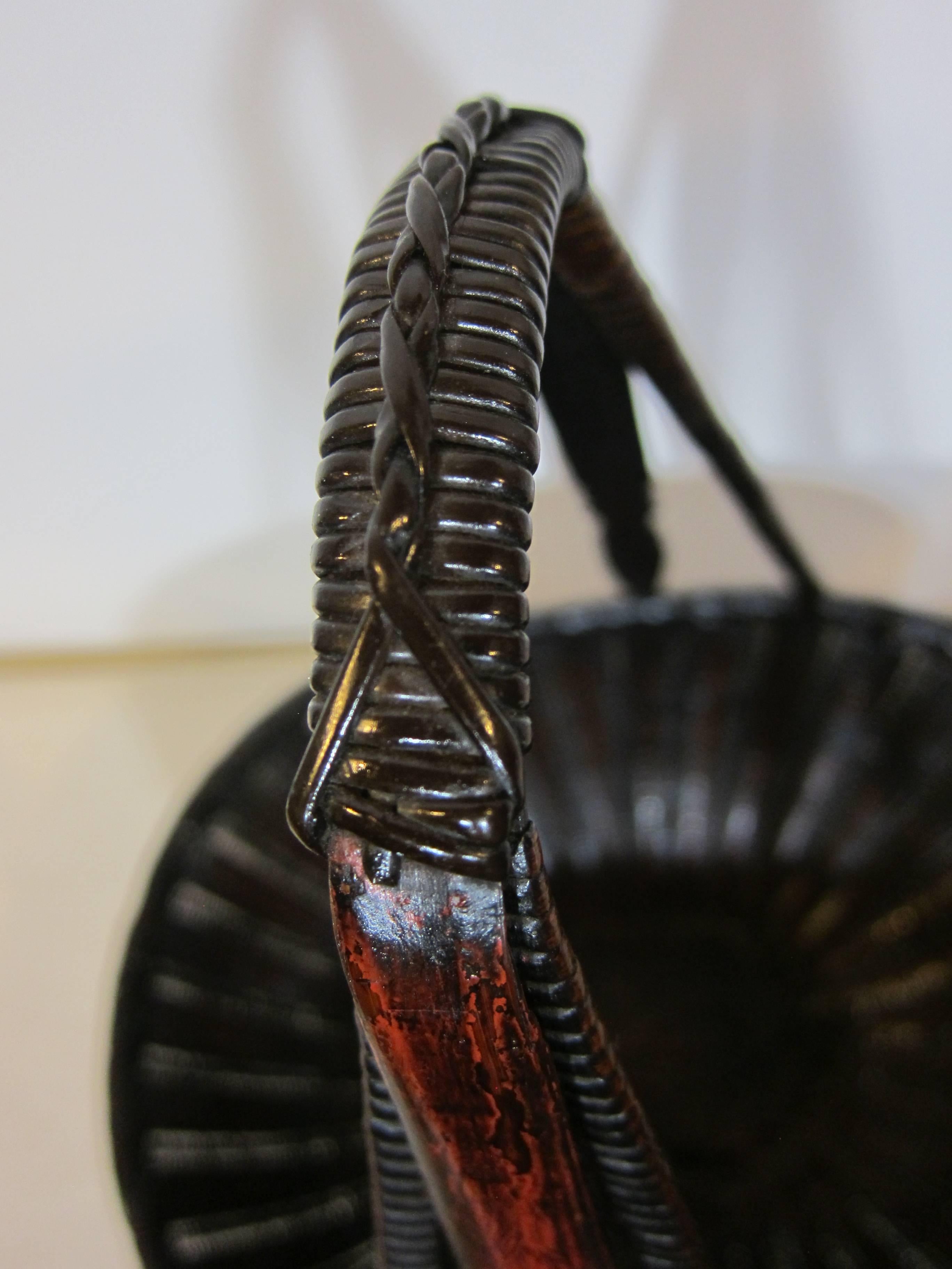 Antiker gewebter Korb aus dem 19. Jahrhundert (Lackiert) im Angebot