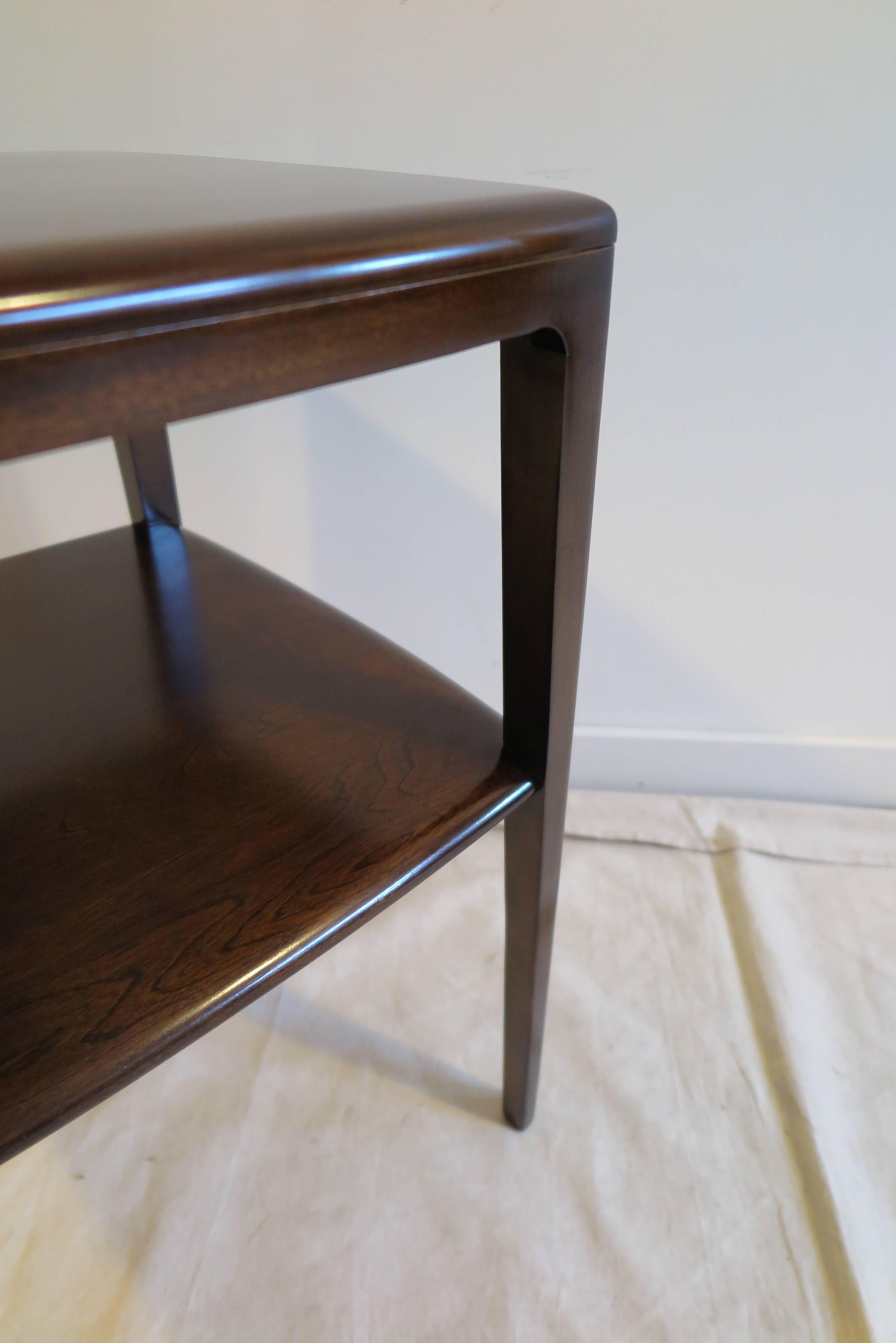 Heywood Wakefield waterfall edge side table. Solid maple with walnut finish, having a lower shelf. America 1955 very good condition. 