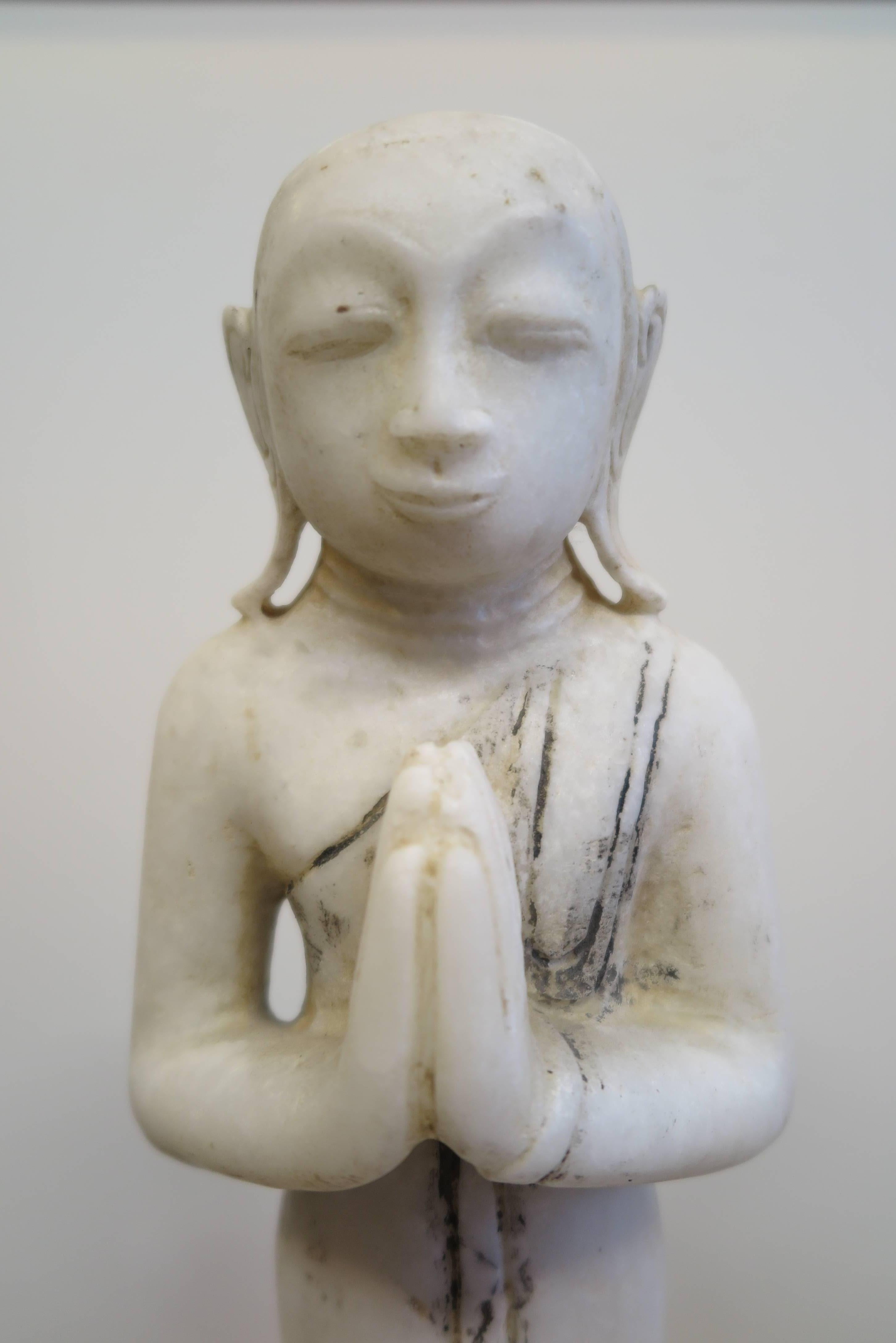 Buddhistische Monk-Statue aus birmanischem Alabaster des 19. Jahrhunderts (Birmanisch) im Angebot