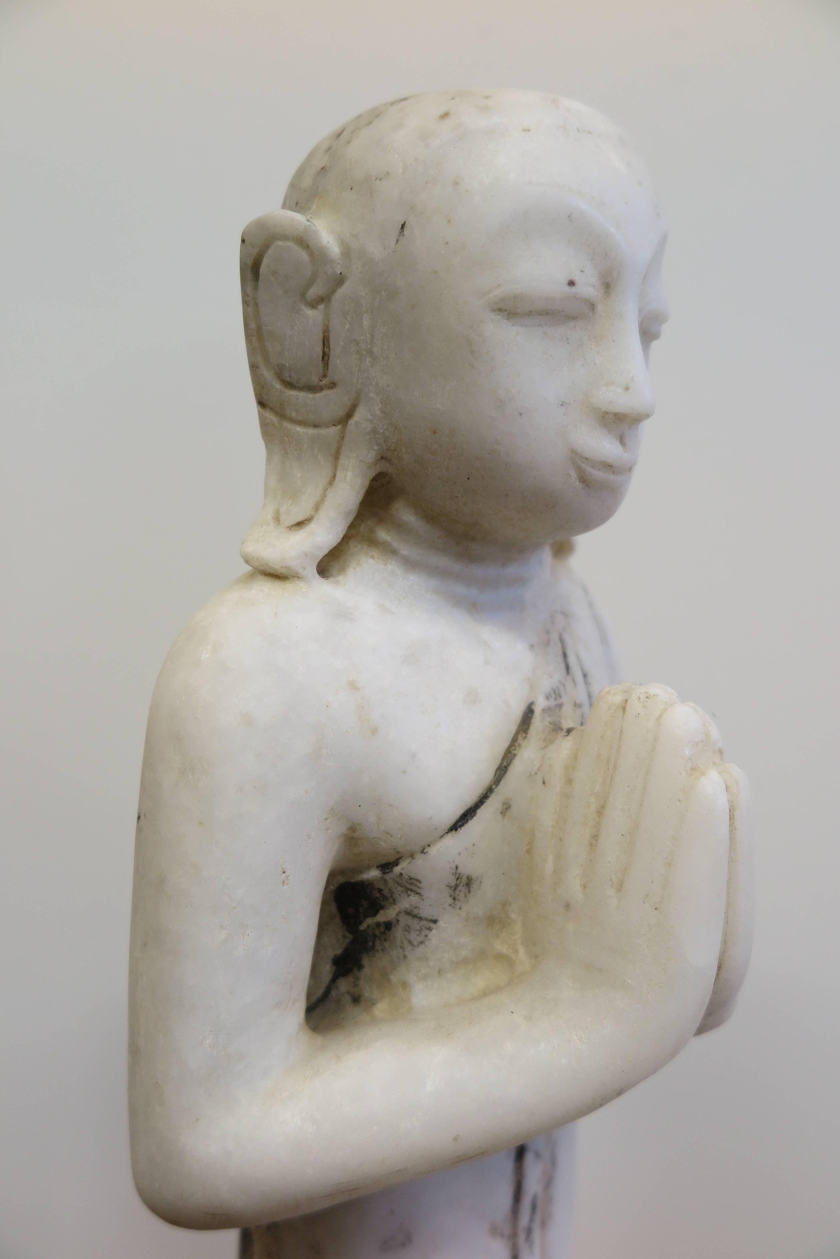 Buddhistische Monk-Statue aus birmanischem Alabaster des 19. Jahrhunderts (Geschnitzt) im Angebot