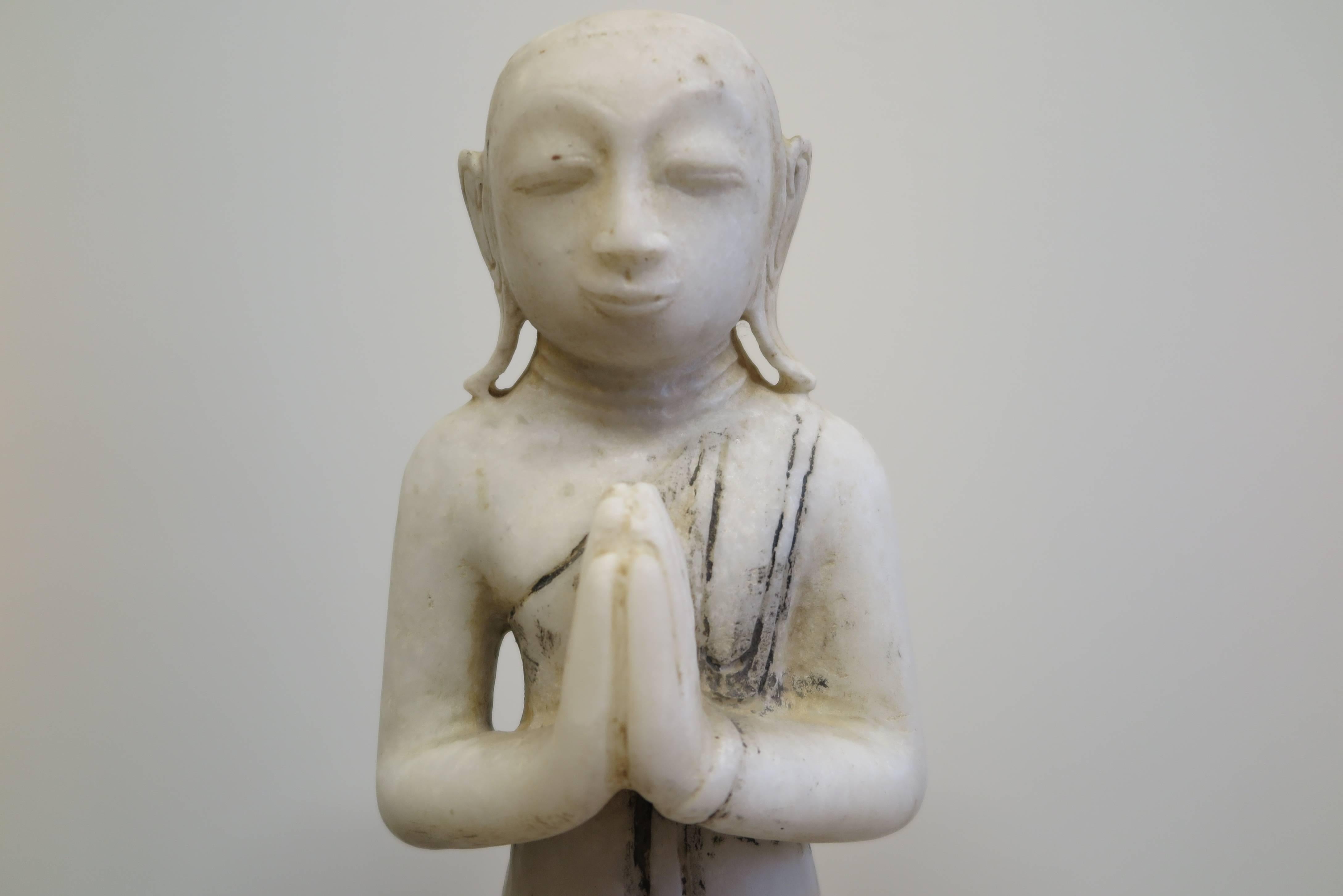 Eine birmanische Alabaster-Skulptur eines buddhistischen Mönchs, der Buddha verehrt. Diese Haltung wird Namaskara Mudra oder Anjali Mudra genannt und ist die Geste der Begrüßung, des Gebets, der Verehrung und wird auch mit Dankbarkeit in Verbindung
