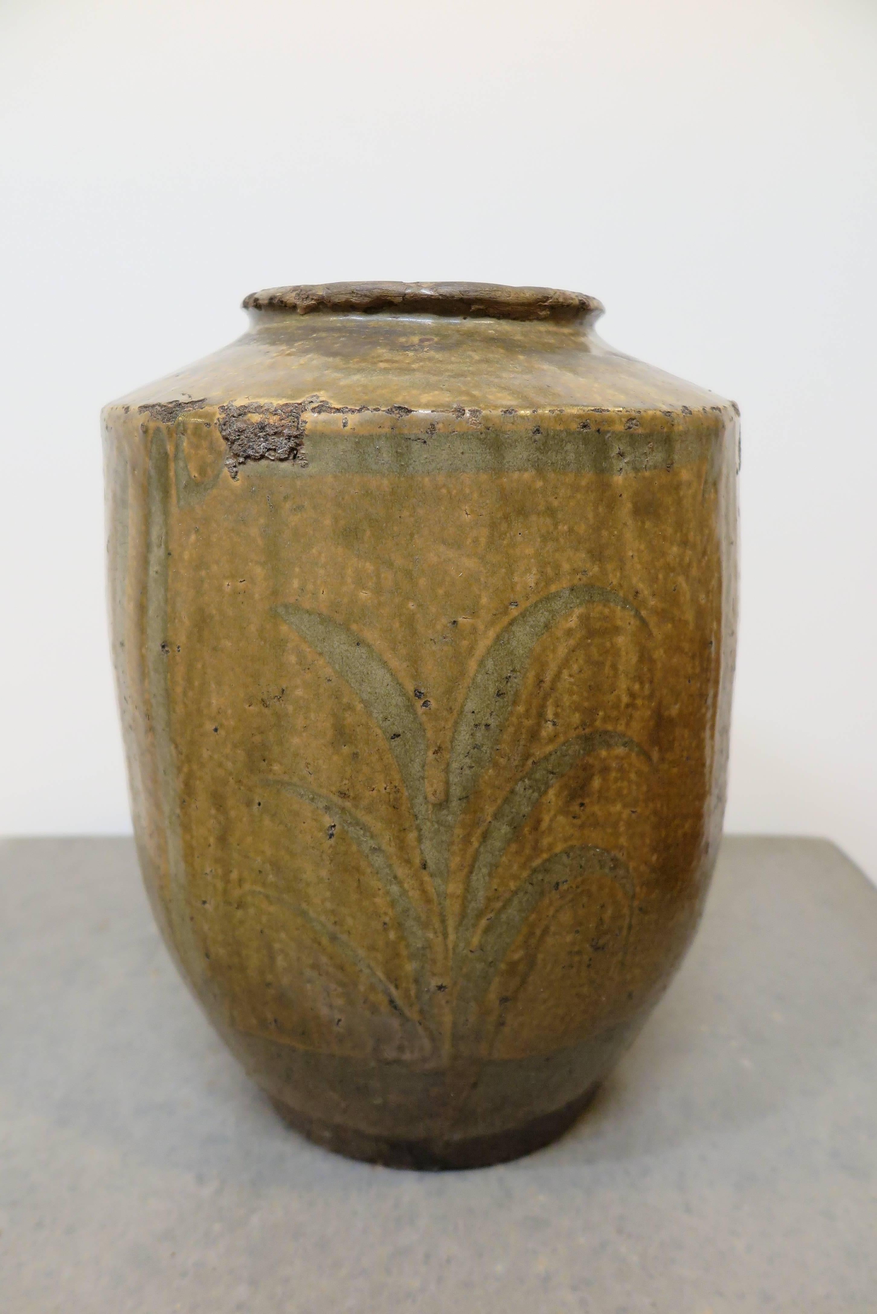 Un vaso in gres cinese del XIX secolo. Tre meravigliosi motivi dipinti a mano circondano l'esterno. Buone condizioni con forte invecchiamento e patina. Un tempo veniva utilizzato per conservare gli alimenti. Provincia di Hunan, circa all'inizio del