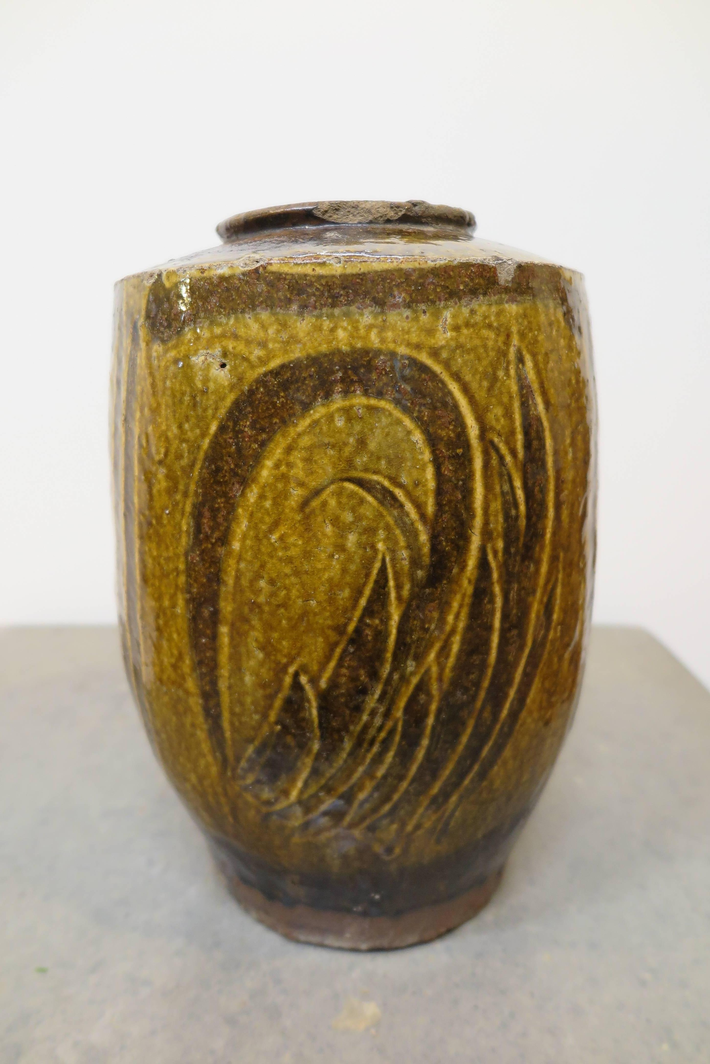 Vaso in gres cinese antico del XIX secolo. Dipinto a mano. Ha una forte usura e patina.
Provincia di Hunan, circa 1850.