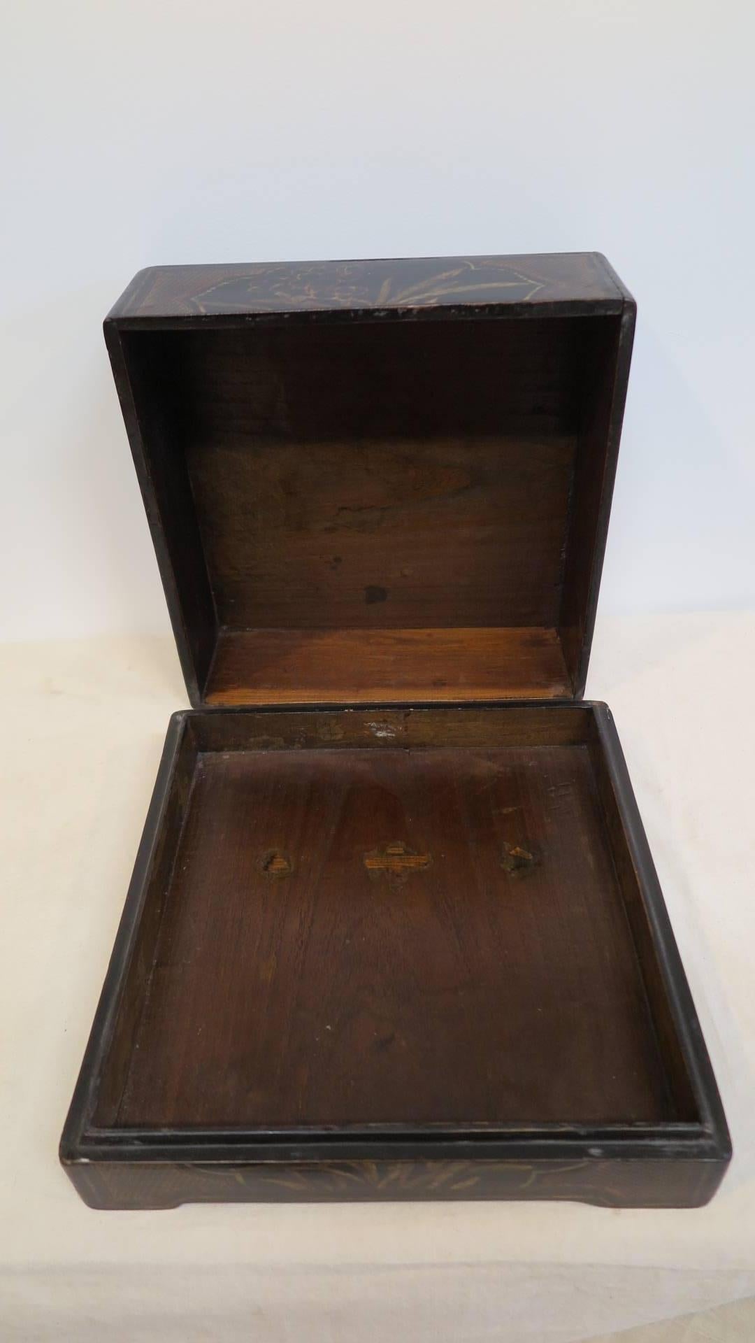 Vergoldete, bemalte Chinoiserie-Schachtel aus dem 19. Jahrhundert im Angebot 1