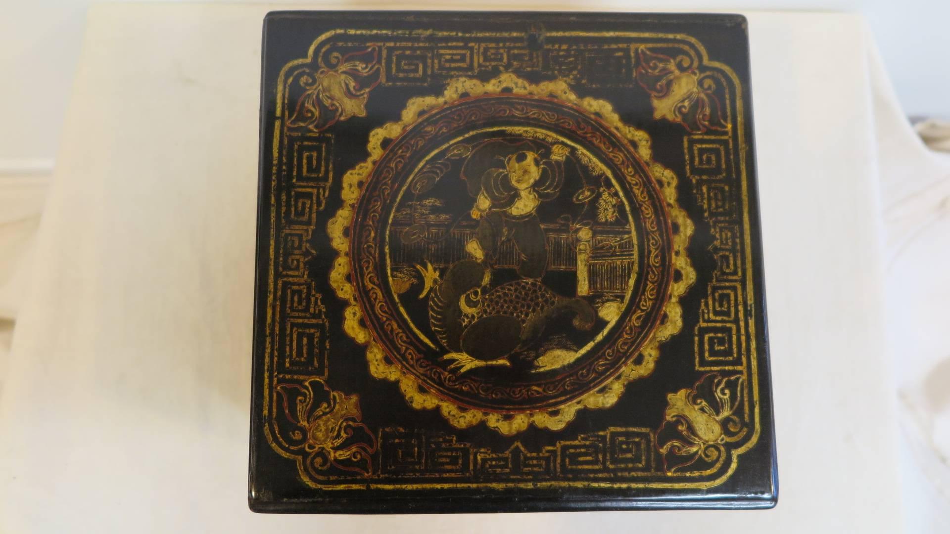 Chinesische Chinoiserie-Dose aus dem 19. Jahrhundert, vergoldet und bemalt. Lacquer Arbeit Box von sehr hoher Qualität.
Wunderschön gemalt.
 