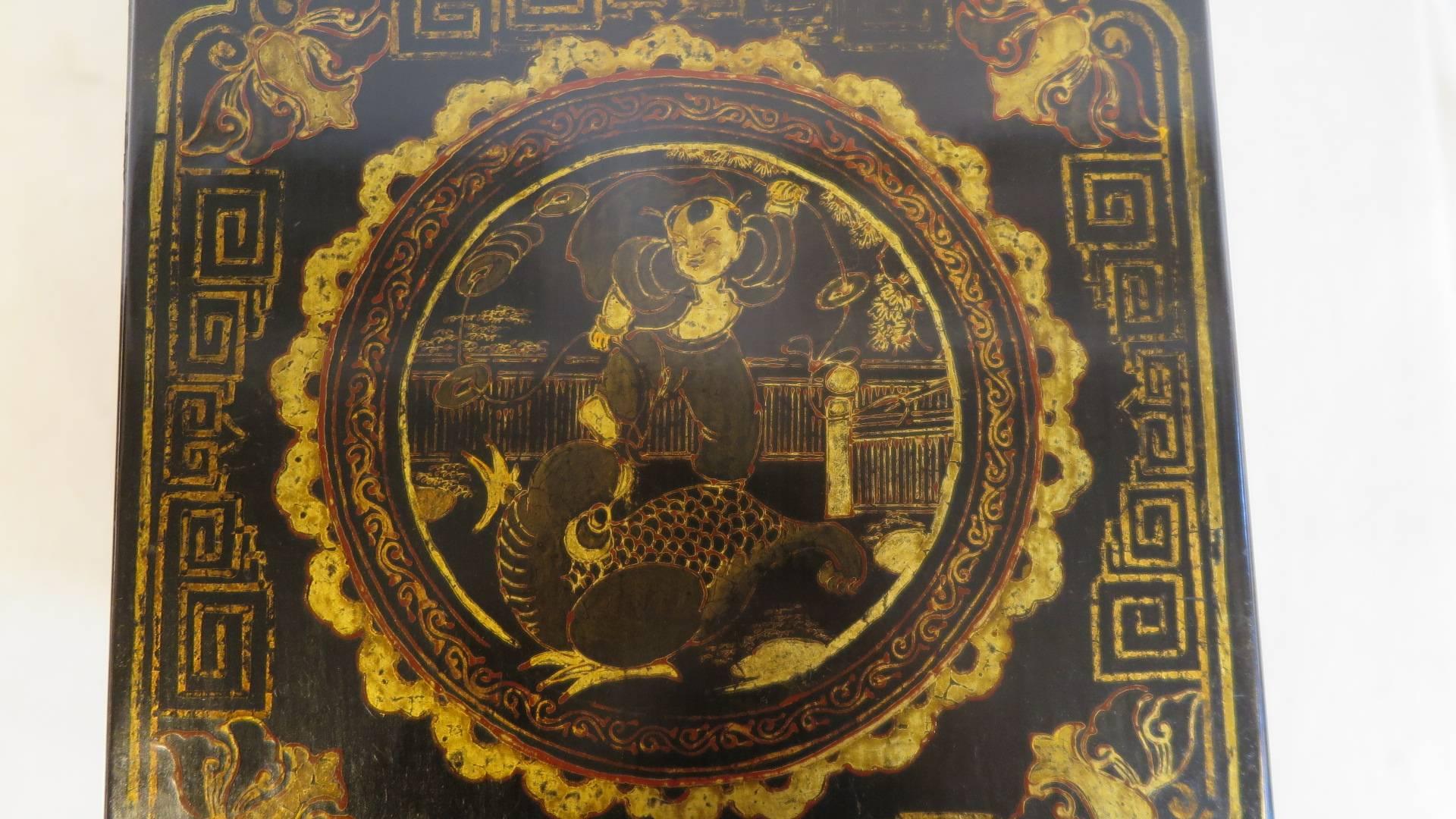 Qing Boîte peinte et dorée de style chinoiseries du 19ème siècle en vente