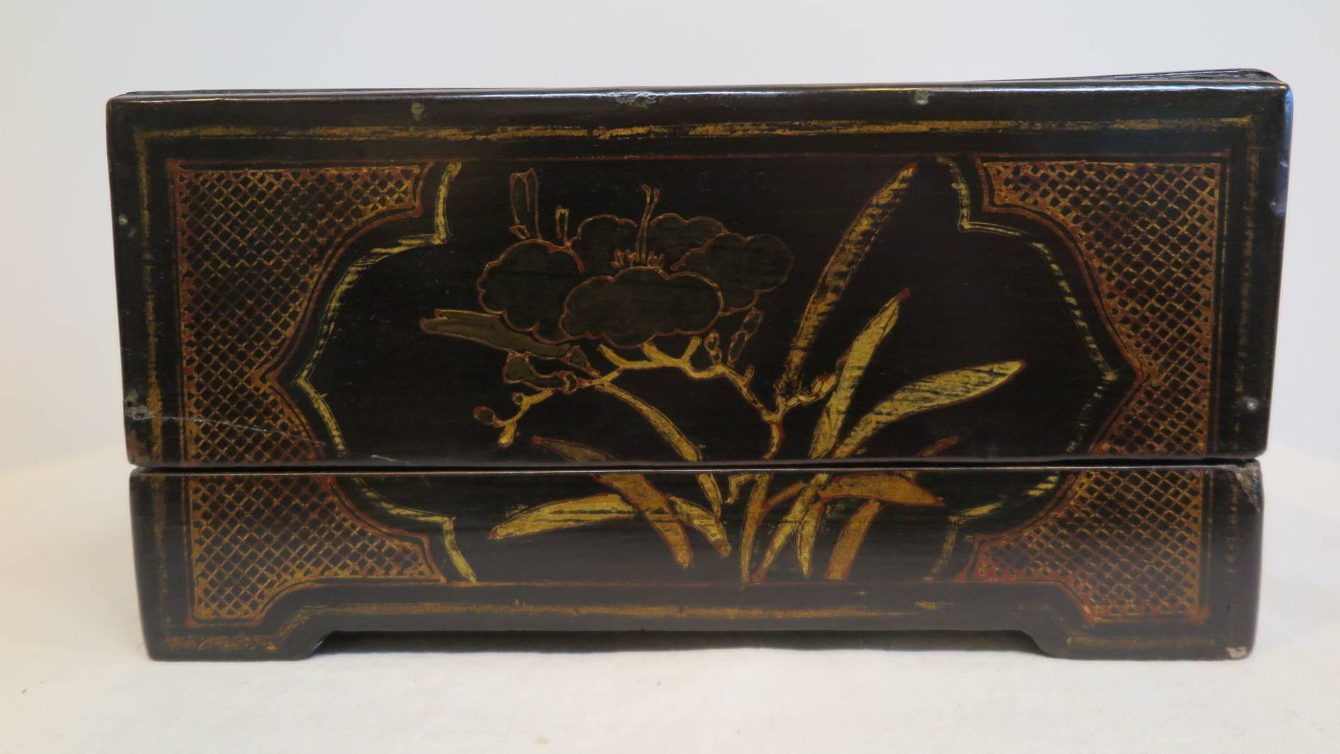 Chinois Boîte peinte et dorée de style chinoiseries du 19ème siècle en vente