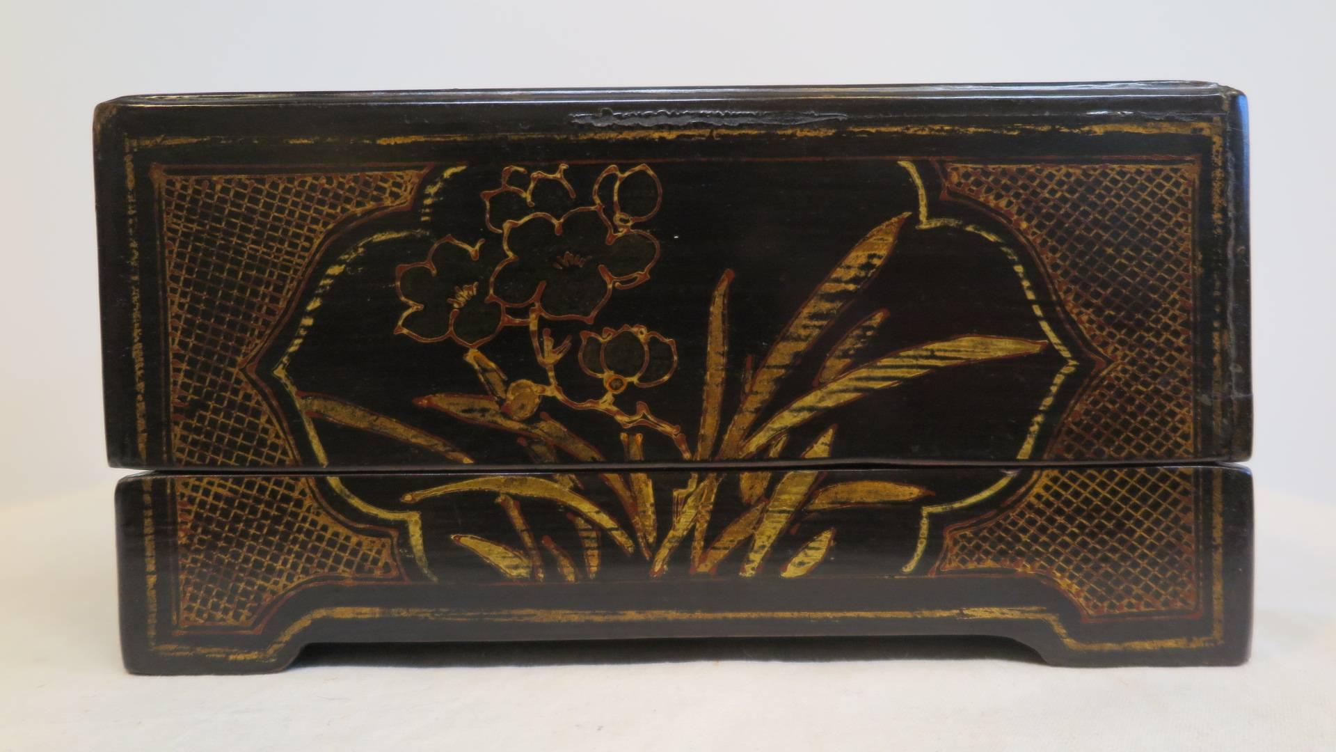 Laqué Boîte peinte et dorée de style chinoiseries du 19ème siècle en vente
