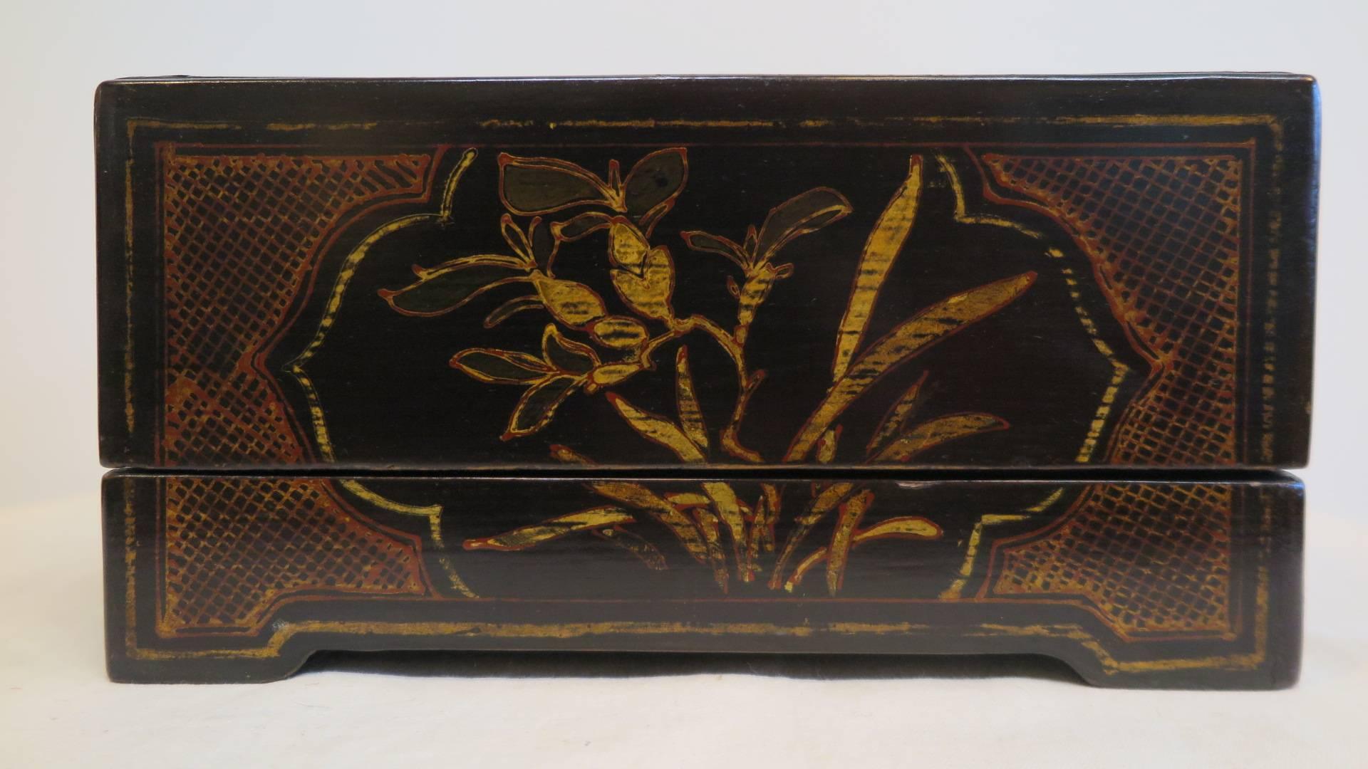 Vergoldete, bemalte Chinoiserie-Schachtel aus dem 19. Jahrhundert im Zustand „Gut“ im Angebot in New York, NY