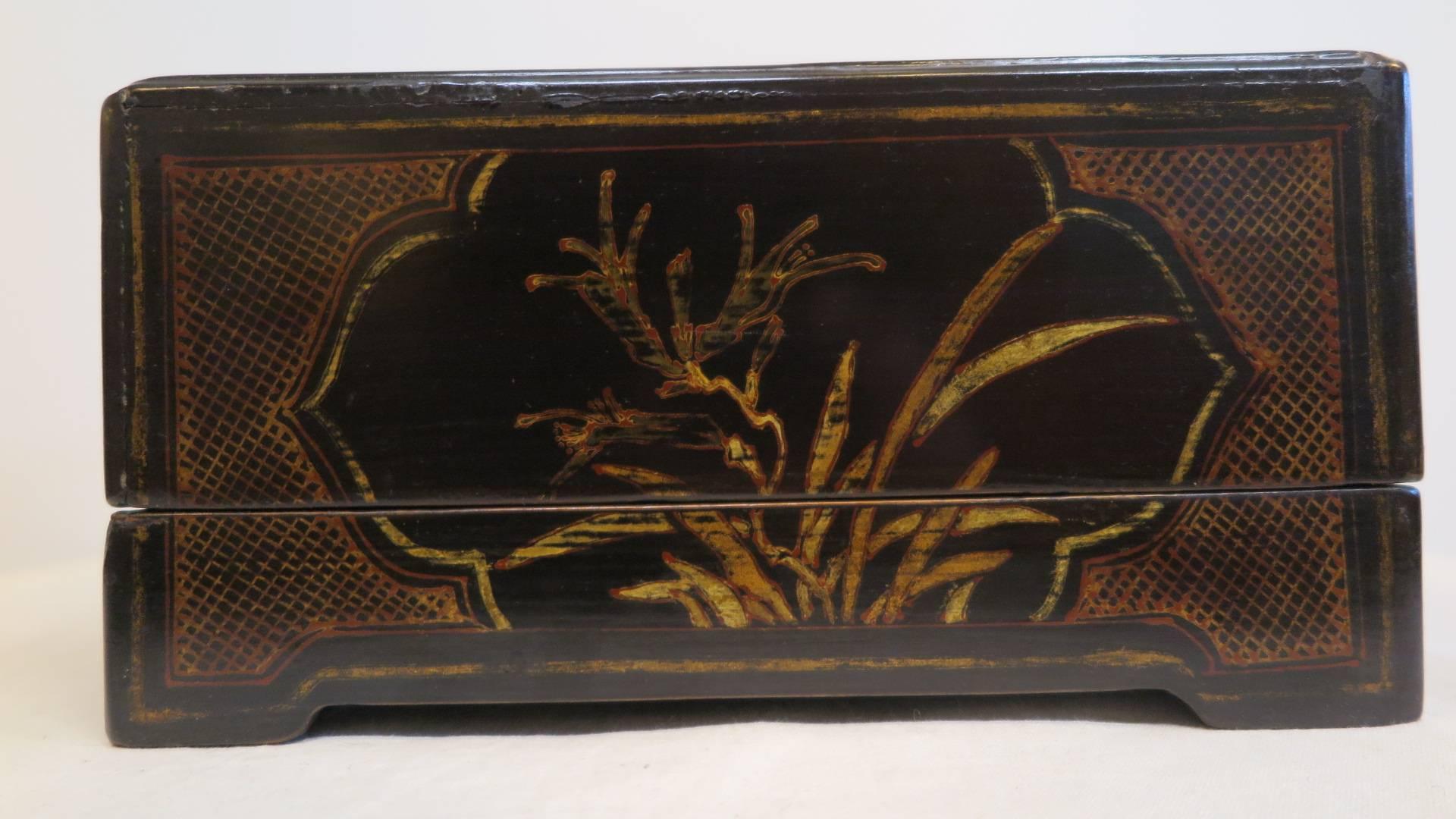 Vergoldete, bemalte Chinoiserie-Schachtel aus dem 19. Jahrhundert (Holz) im Angebot