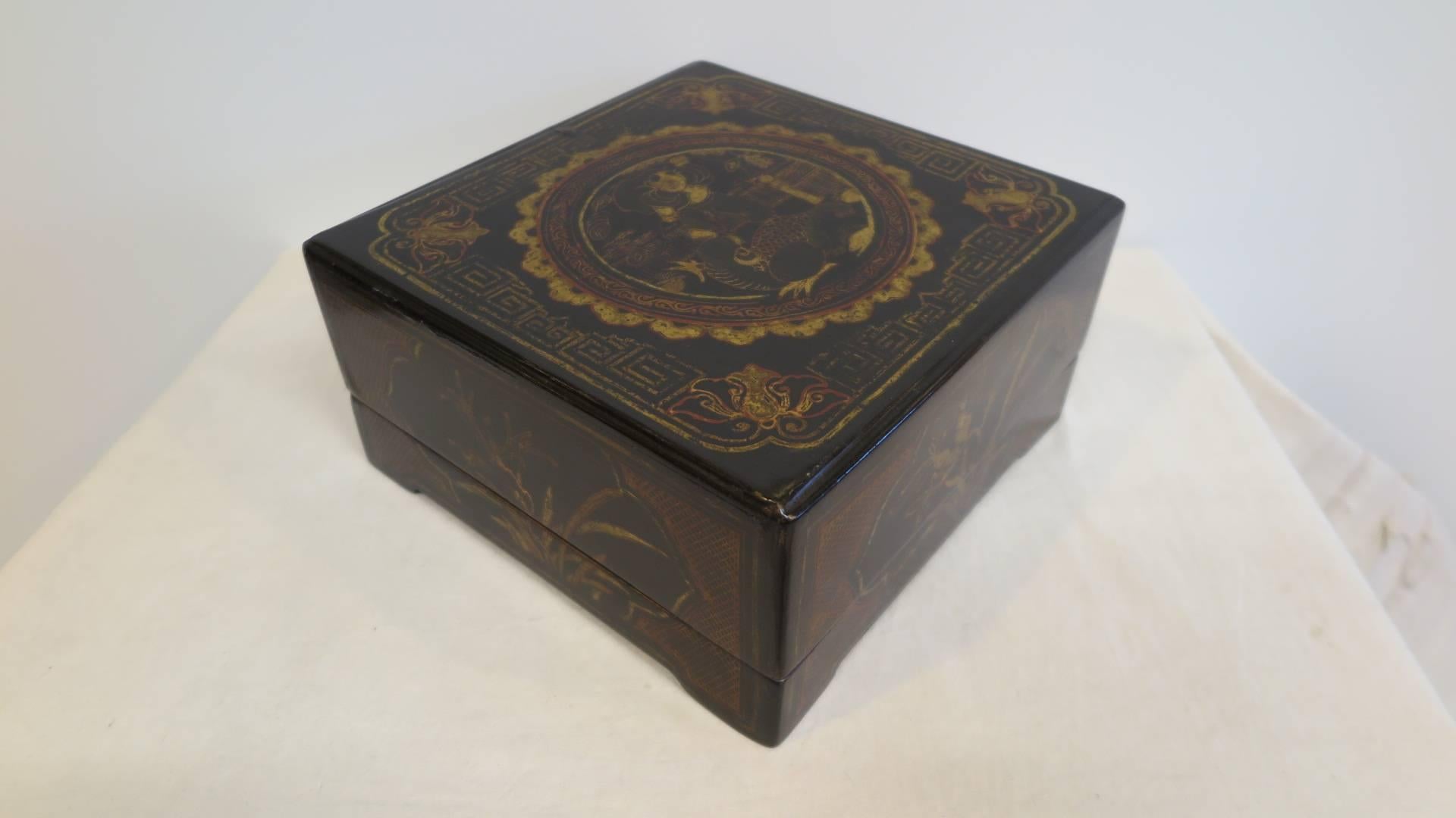 Boîte peinte et dorée de style chinoiseries du 19ème siècle en vente 1