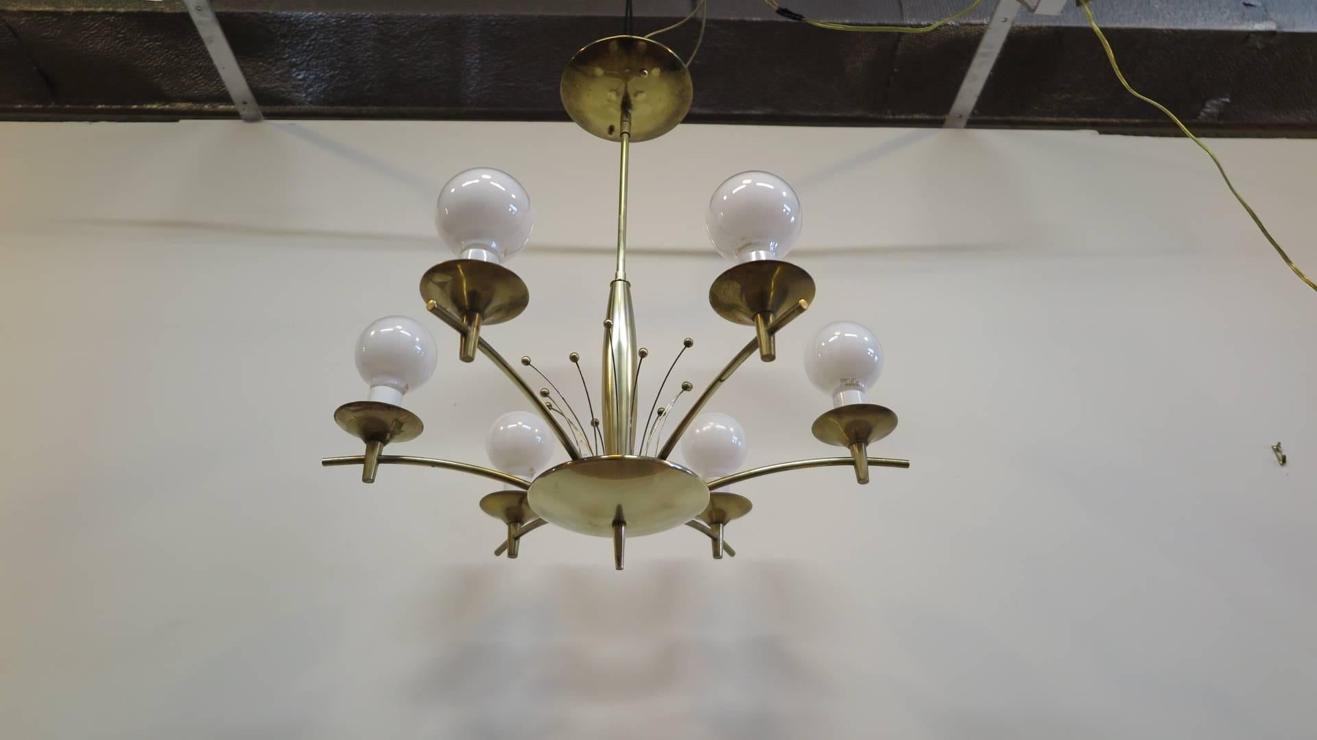 A Gerald Thurston brass chandelier for Lightolier. Having six arms with lights, with canopy all original in very good condition.