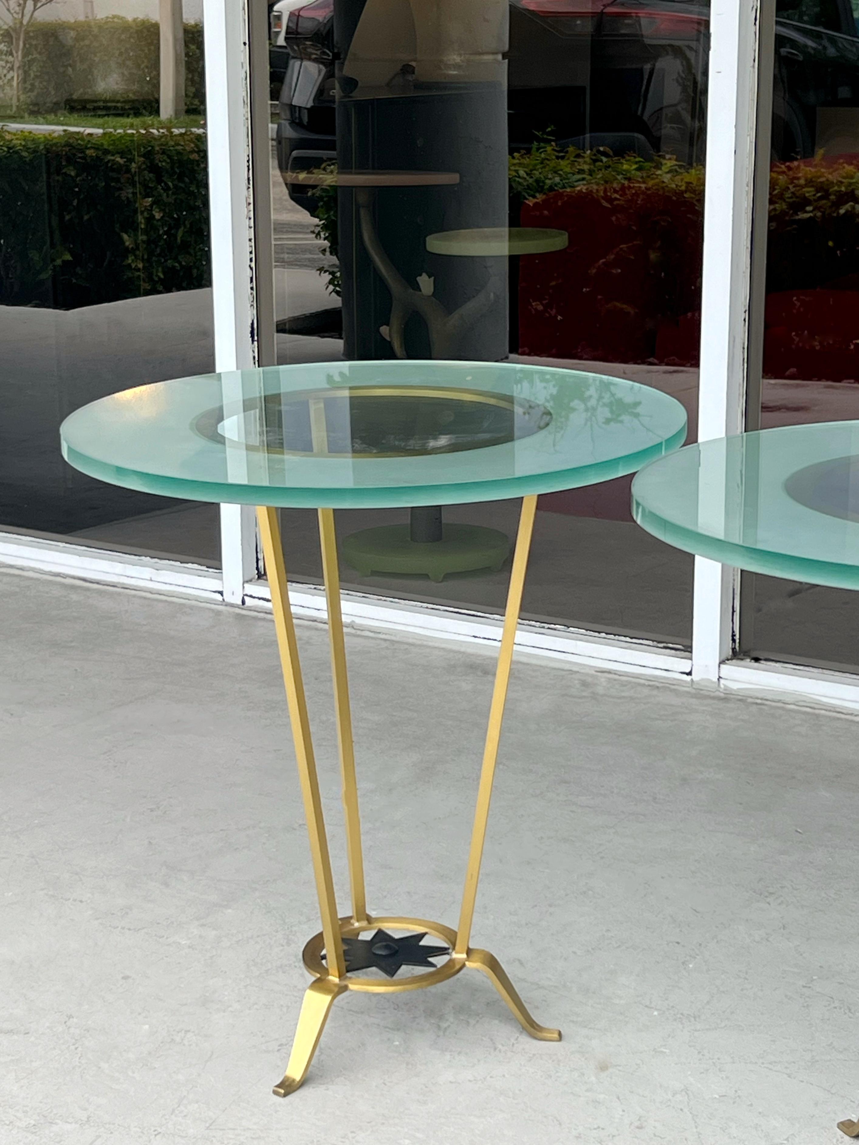 Tavolino francese Gueridon in ottone e vetro stile Arbus In condizioni buone in vendita a Miami, FL