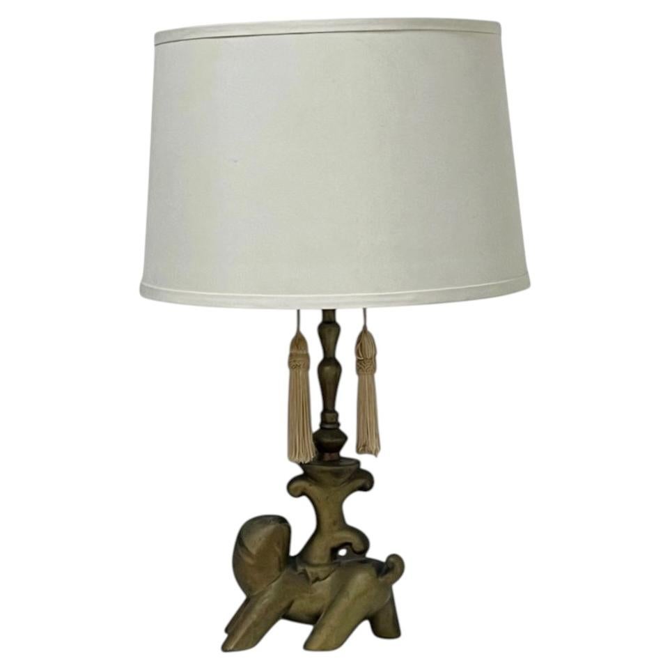 Lampe de table Art déco du milieu du siècle en laiton antique, ornée d'un animal stylisé