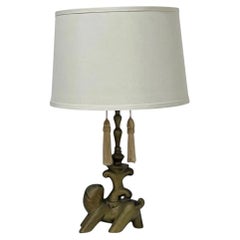 Lampe de table Art déco du milieu du siècle en laiton antique, ornée d'un animal stylisé
