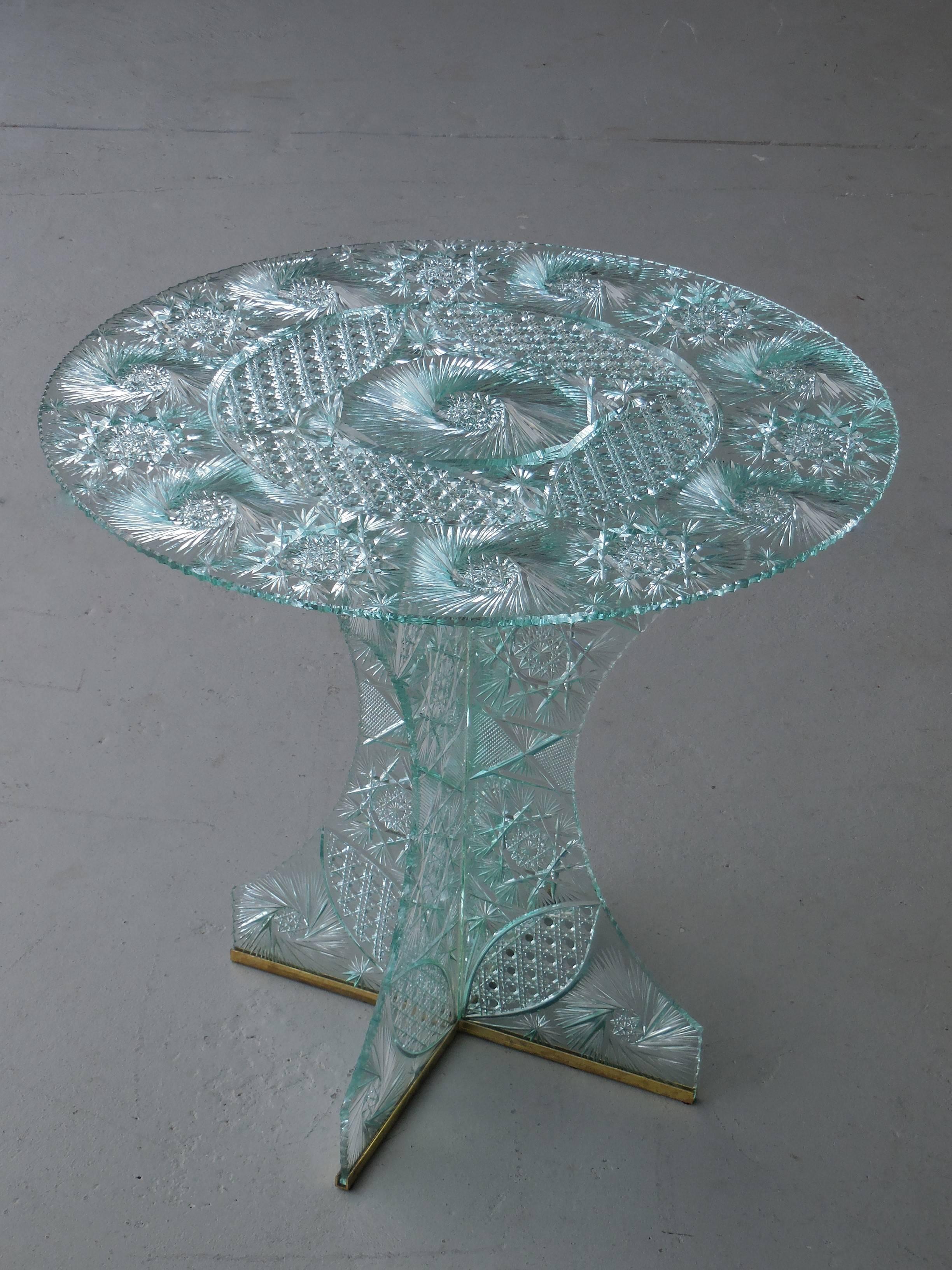 Modern Brilliant Cut Crystal Round Table In Excellent Condition In Miami, FL