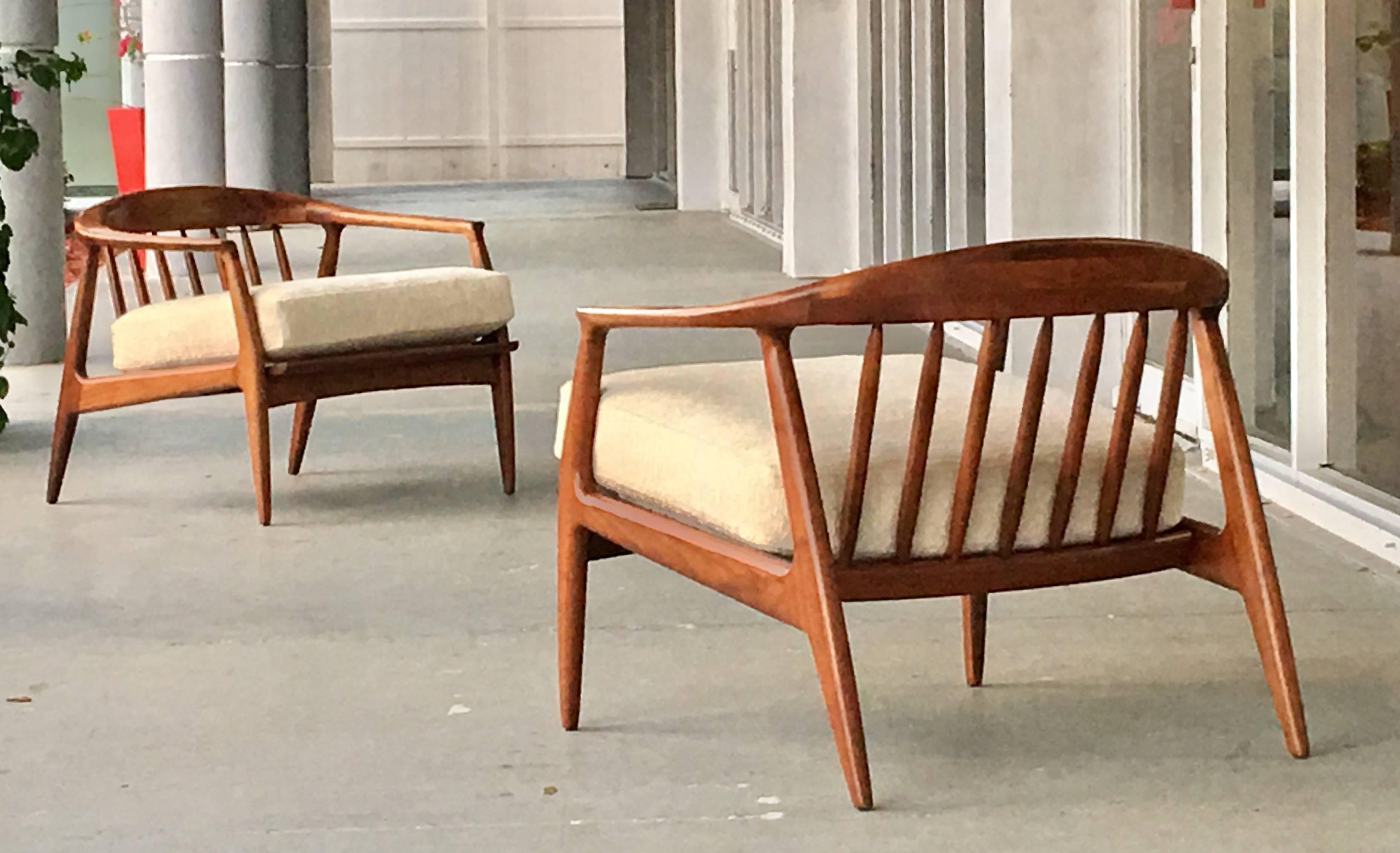 Pair of Mid-Century Walnut Chairs by Milo Baughman In Excellent Condition In Miami, FL