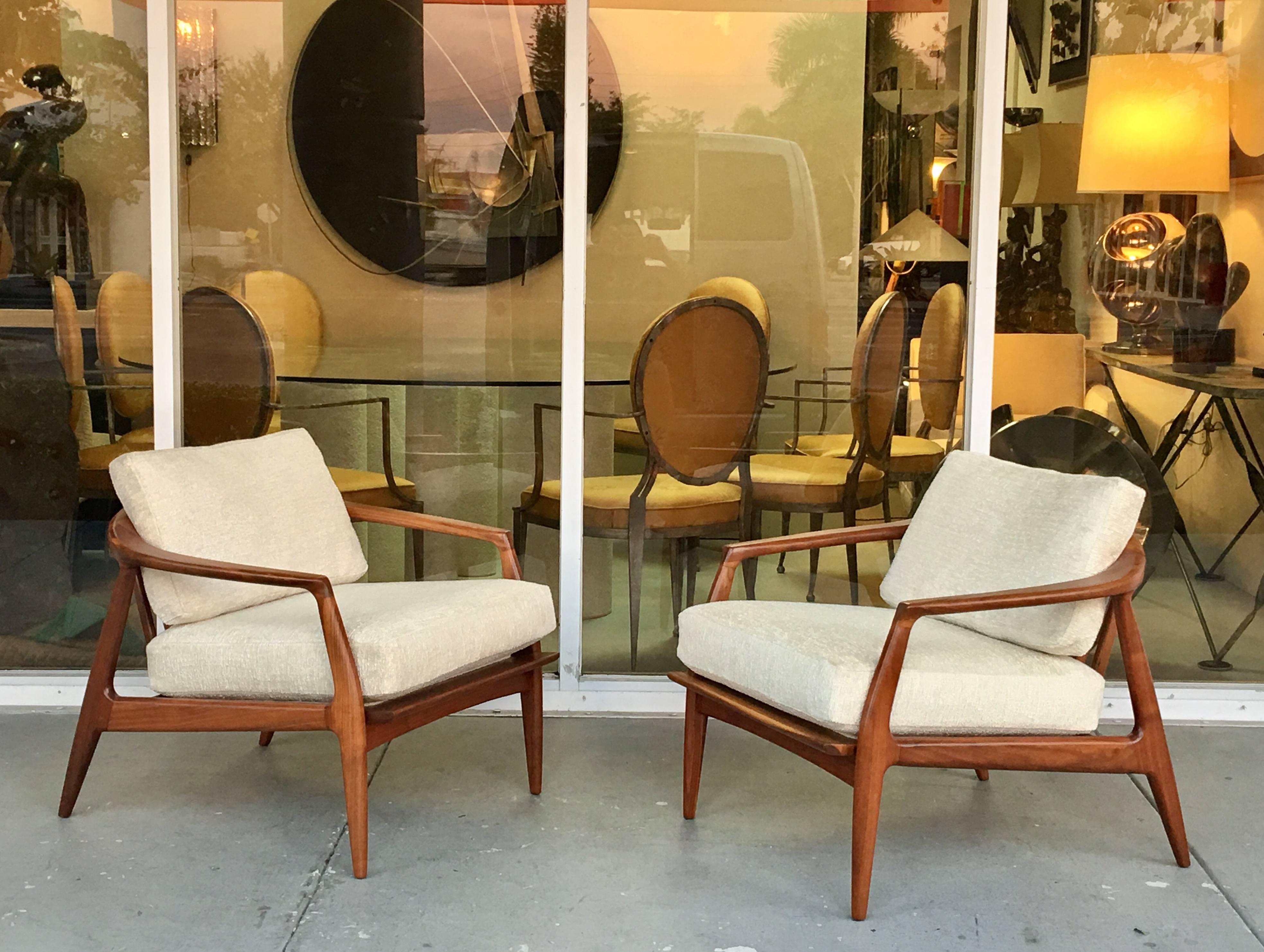 Mid-20th Century Pair of Mid-Century Walnut Chairs by Milo Baughman