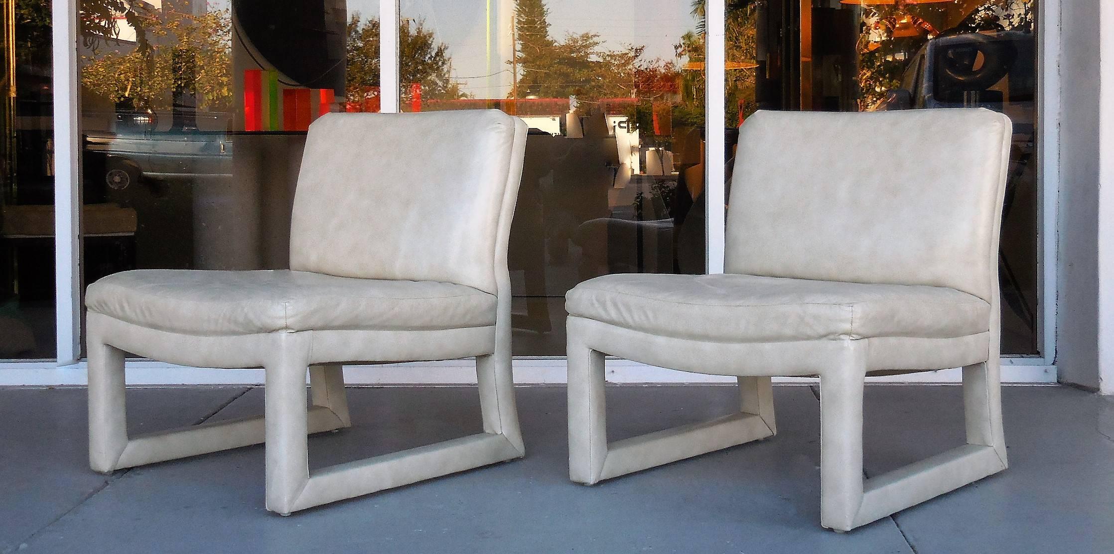 Pair of Leather Lounge Chairs by Baker In Excellent Condition In Miami, FL