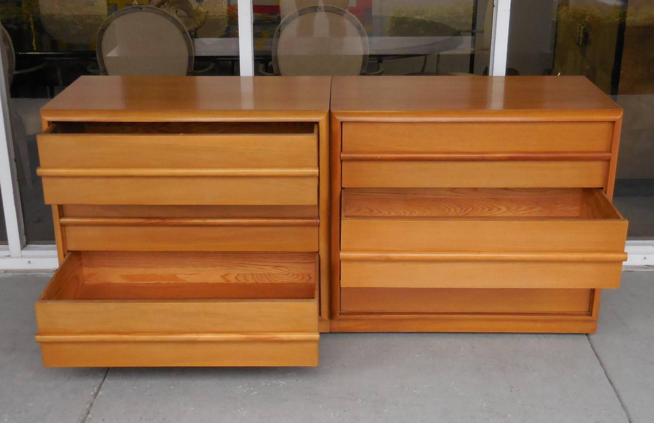 Robsjohn Gibbings Pair of Cabinets Bedside Tables In Good Condition In Miami, FL