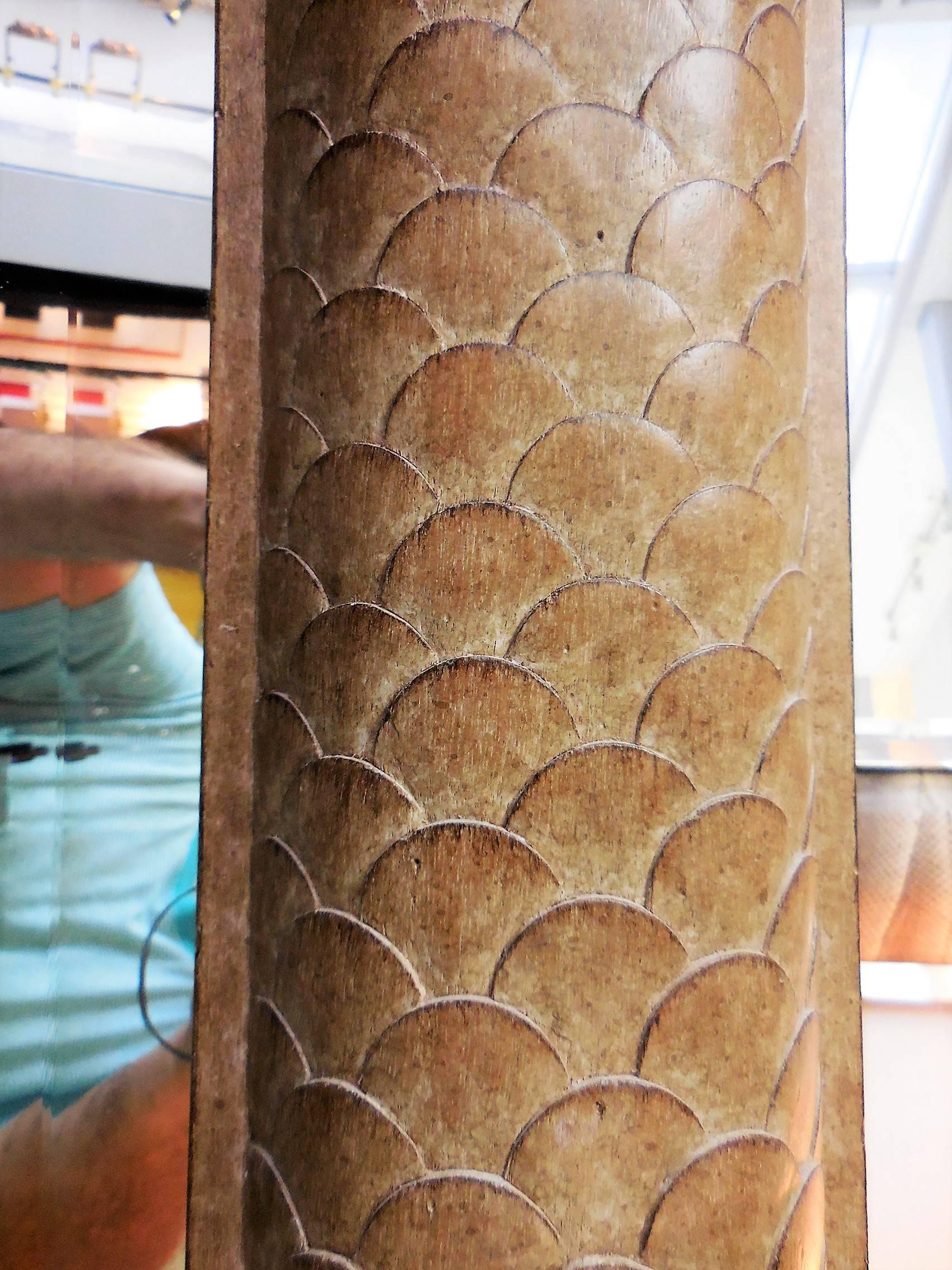 Grand miroir en bois sculpté avec détails en écailles Excellent état - En vente à Miami, FL