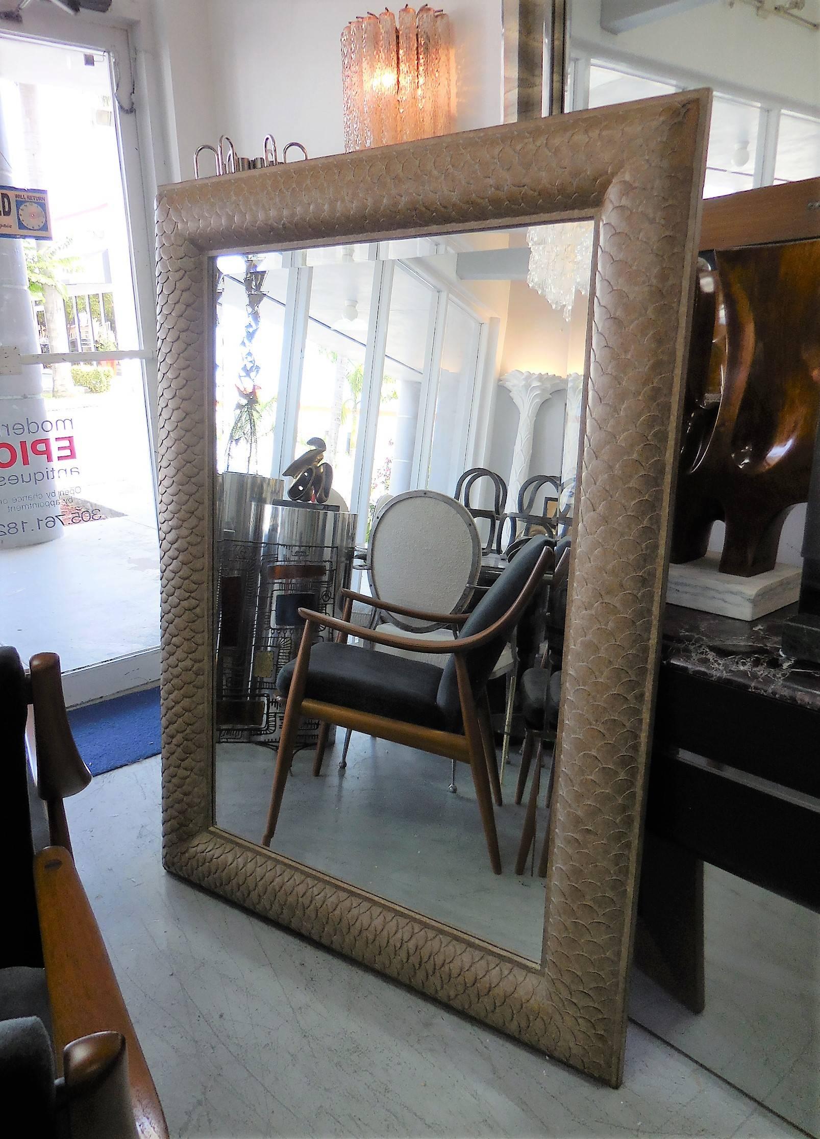 Fin du 20e siècle Grand miroir en bois sculpté avec détails en écailles en vente