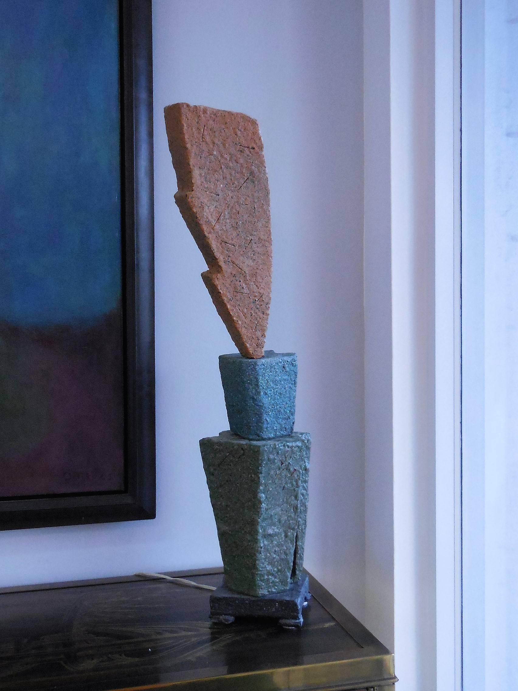Einzigartige Keramiklampe. Hergestellt aus drei handgeformten (nicht gedrehten oder gegossenen) Keramikelementen in verschiedenen Formen und Farben. Die Glasuren sind dick und strukturiert. Die Glühbirne kommt auf den oberen Teil. Faszinierend und