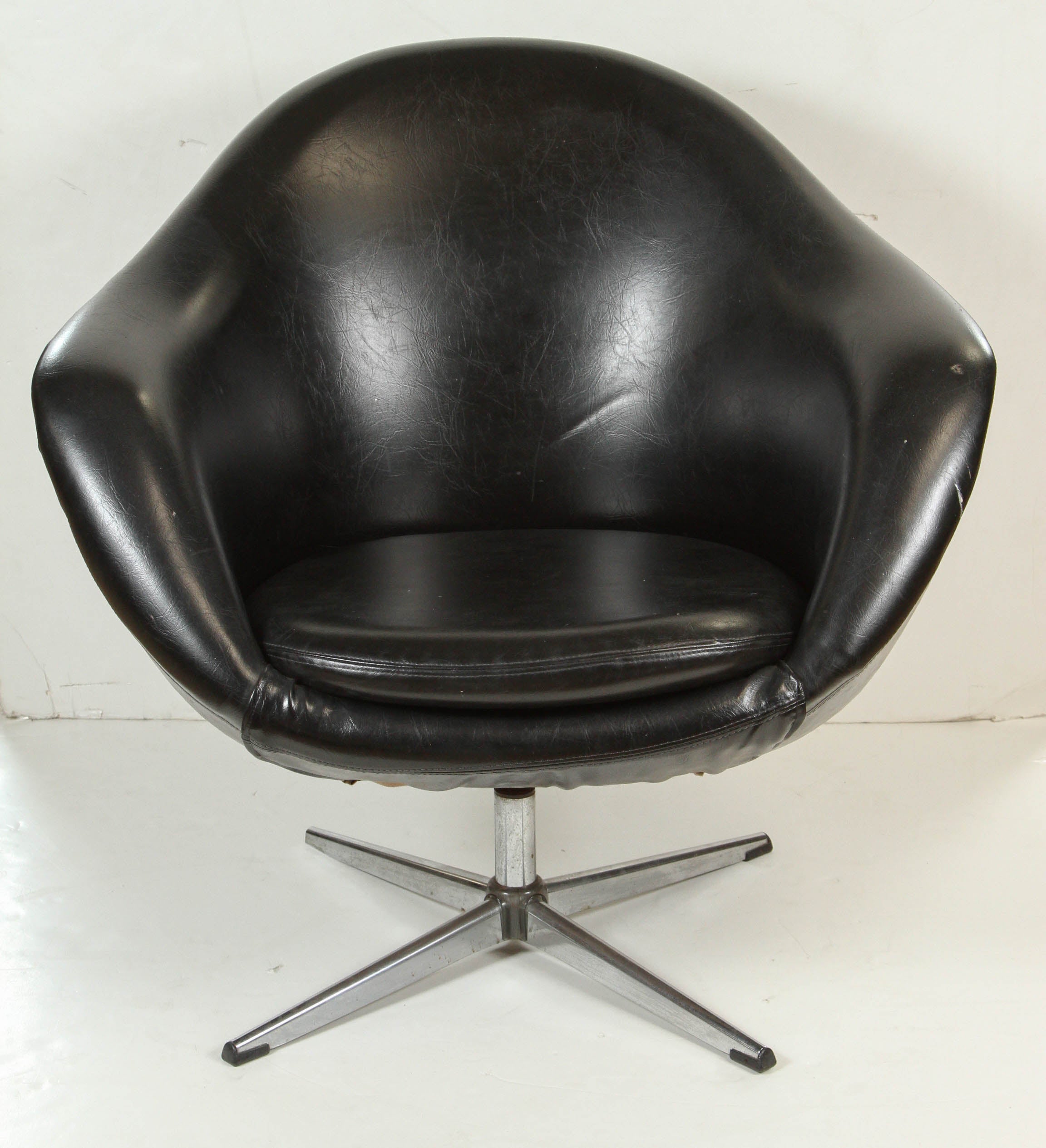 1960s Swivel Egg Chair in Black Vinyl For Sale