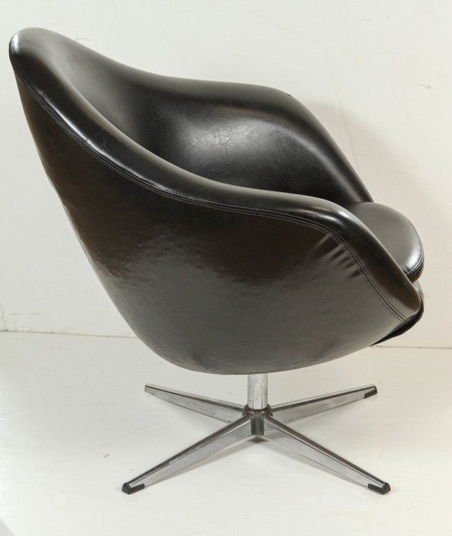 Mid-Century Modern 1960s Swivel Egg Chair in Black Vinyl For Sale