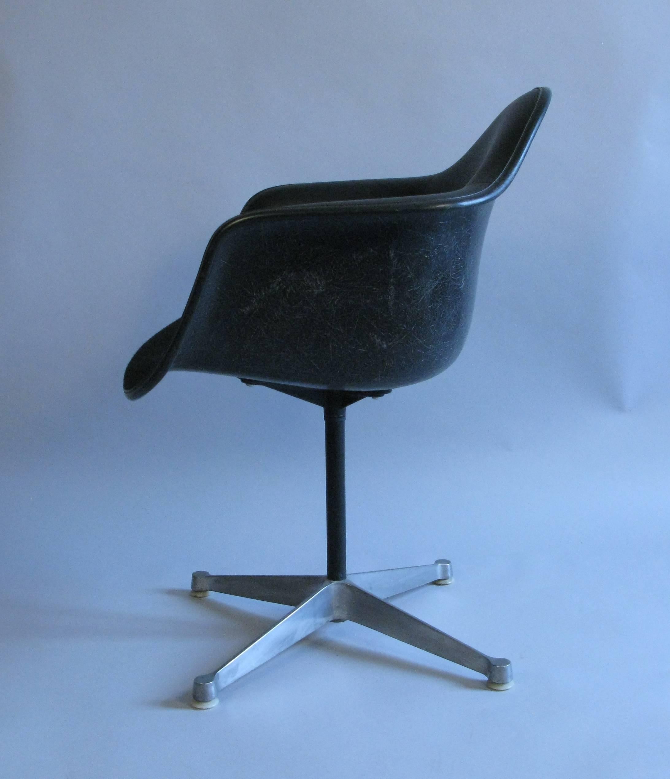 Mid-Century Modern Pair of 1960s Charles Eames for Herman Miller Swivel Chairs