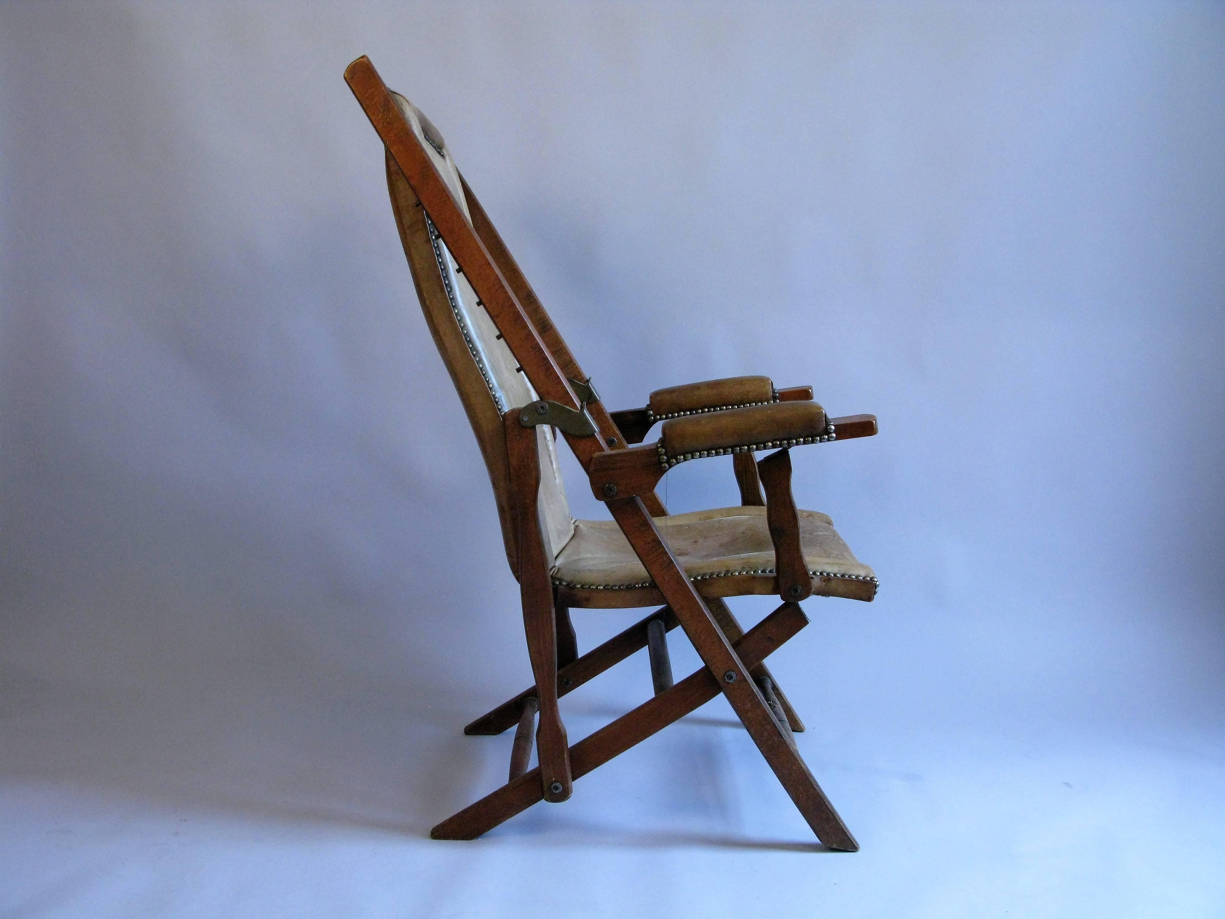 English 1940s Campaign Style Adjustable Leather and Walnut Armchair For Sale