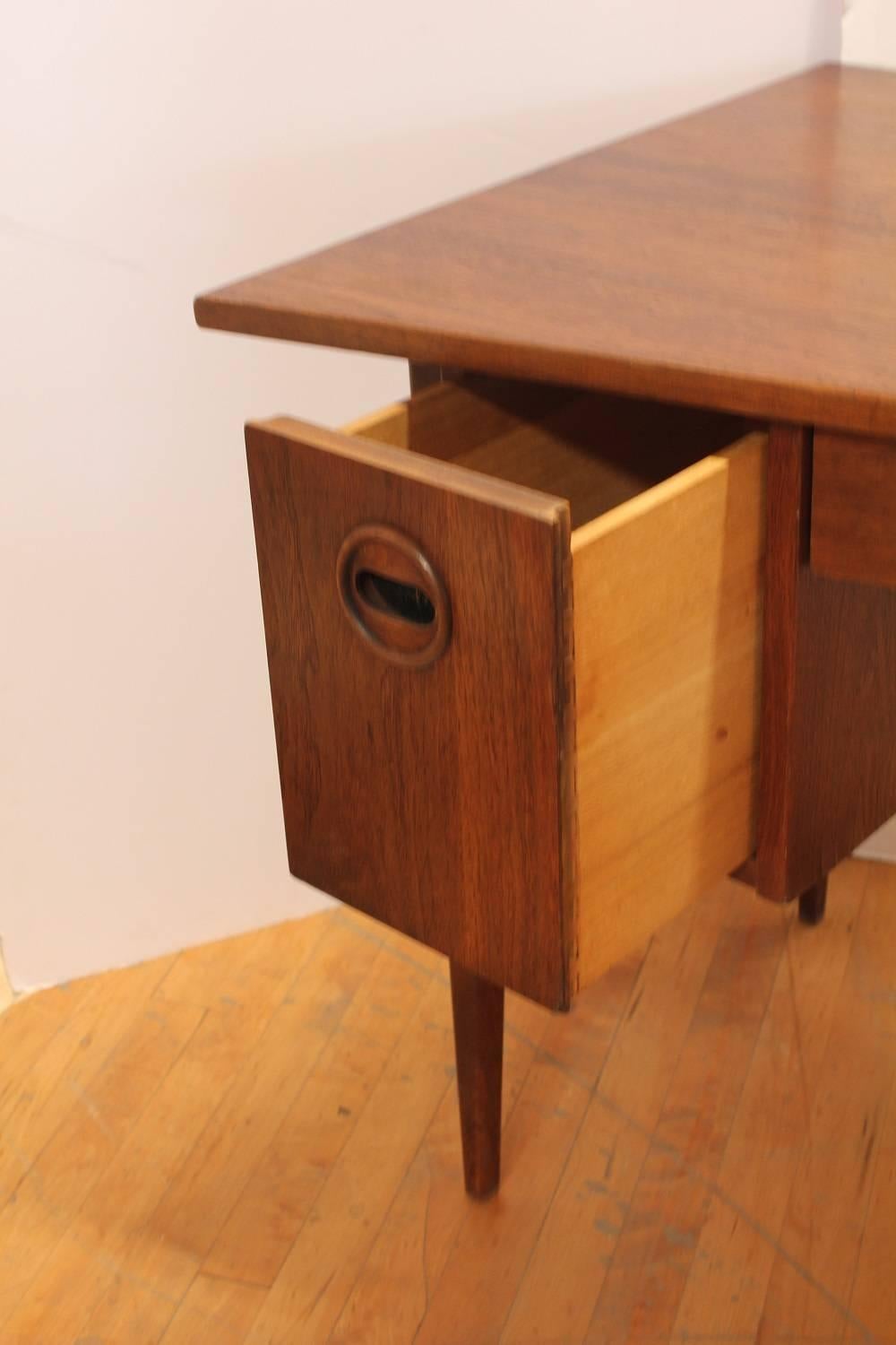 Mid-Century Modern Stylish Walnut Mid-Century Desk by Edward Wormley for Dunbar