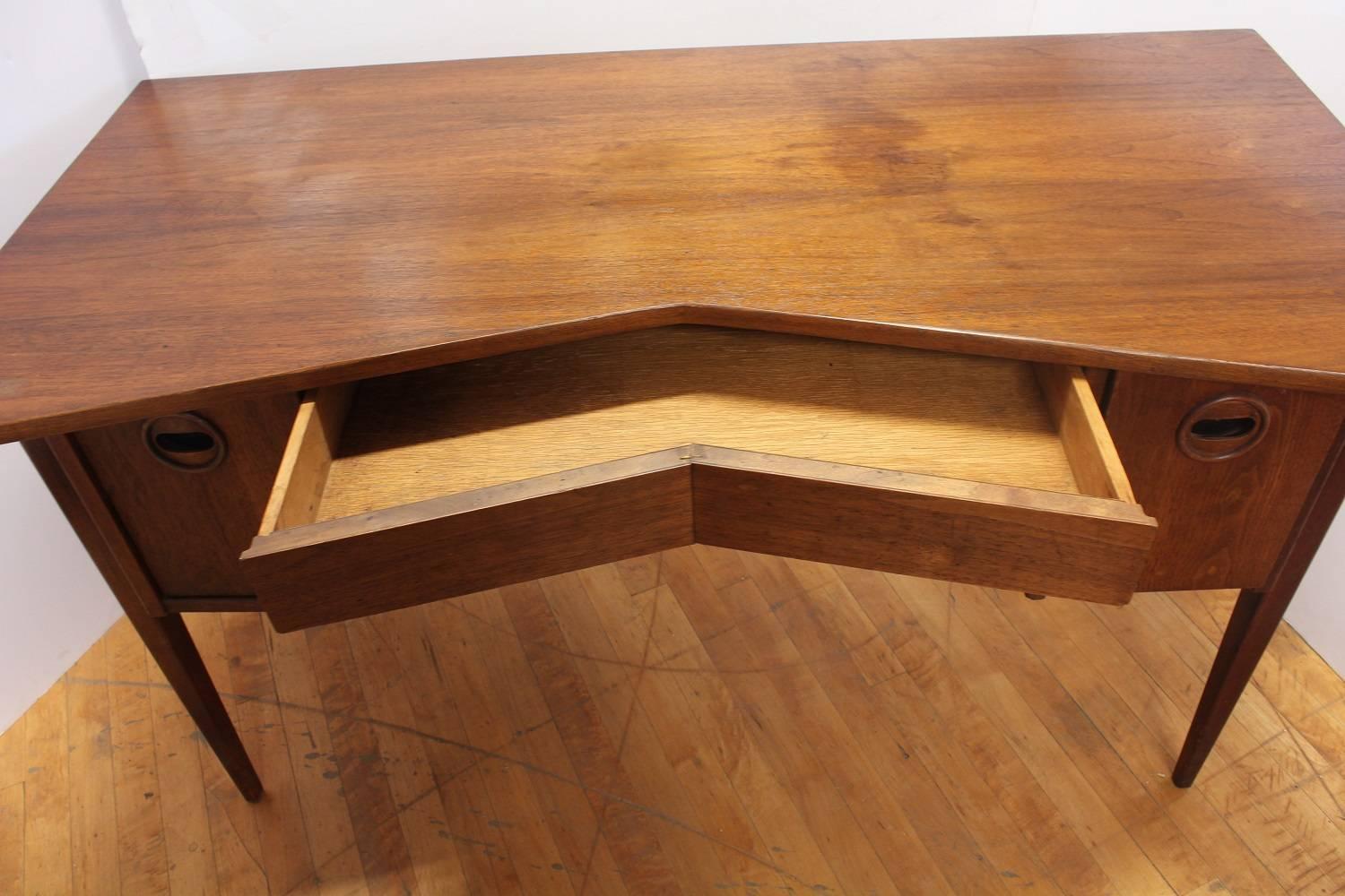 Stylish walnut Mid-Century desk by Edward Wormley for Dunbar.