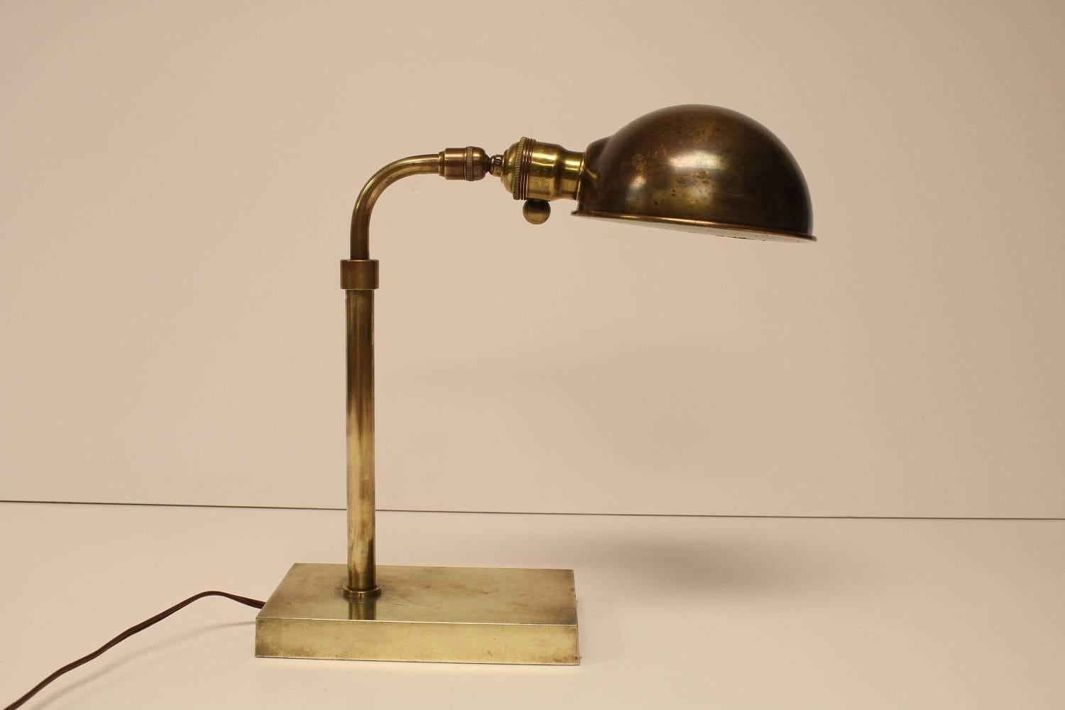Antique Library Brass Desk Lamp. It works. It holds 75 W bulb