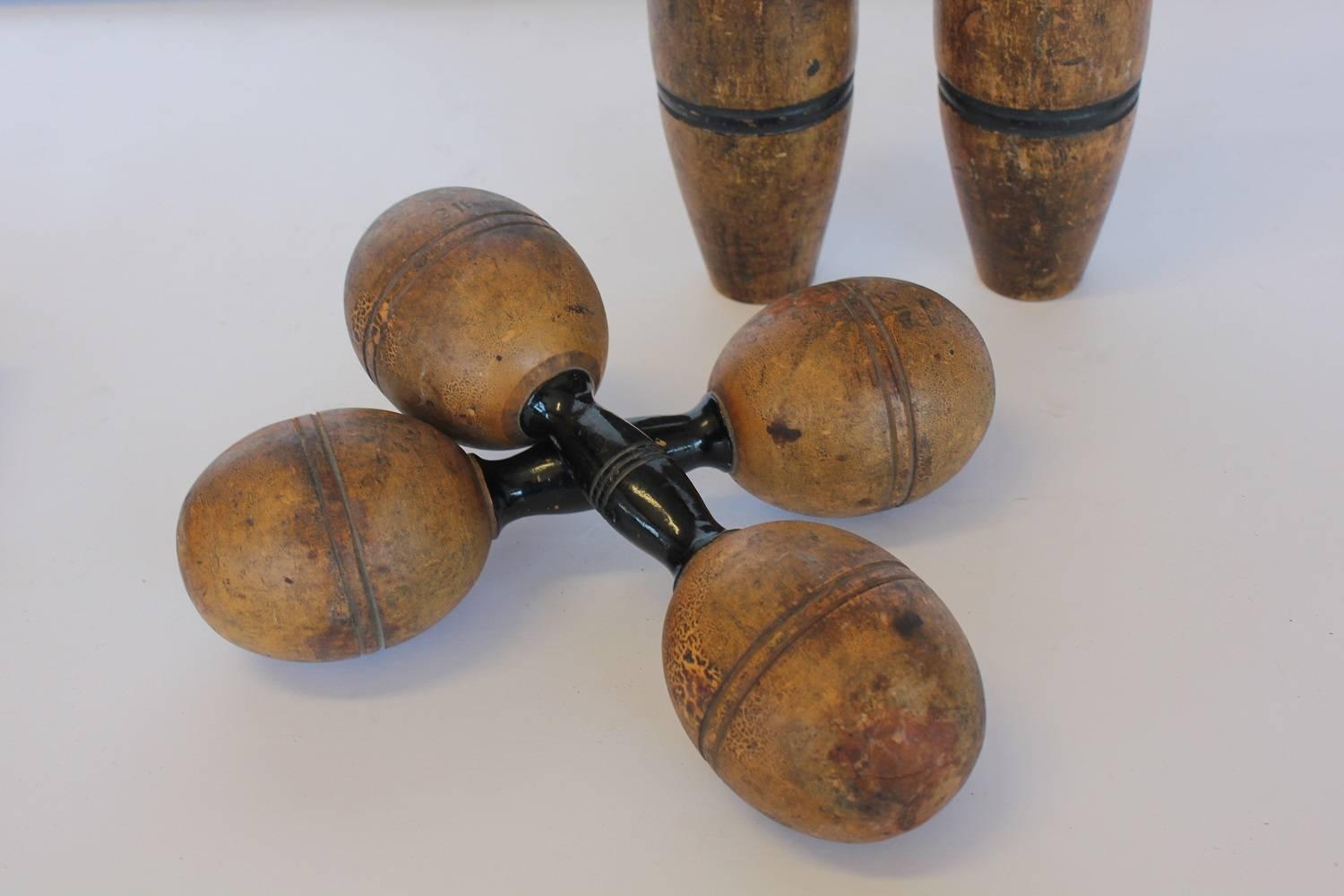Antique hand-painted wooden juggling pins and dumbbells. Measures: Juggling pin: H 19