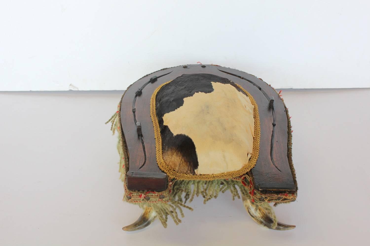 Antique American Folk Art Cowhide and Horn Foot Stool In Good Condition For Sale In Chicago, IL