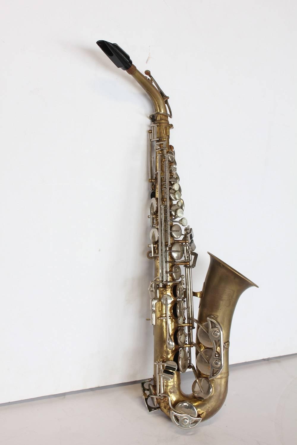 Vintage Selmer brass Tenor Saxophone Bundy II. Serial number 973837.